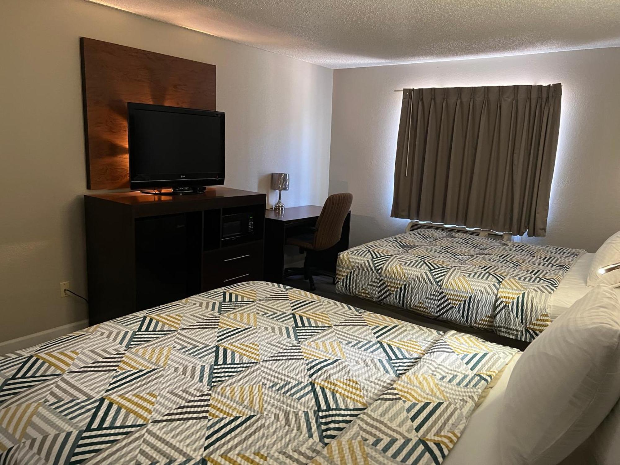 2 Queen Beds | Non-Smoking Micfridge