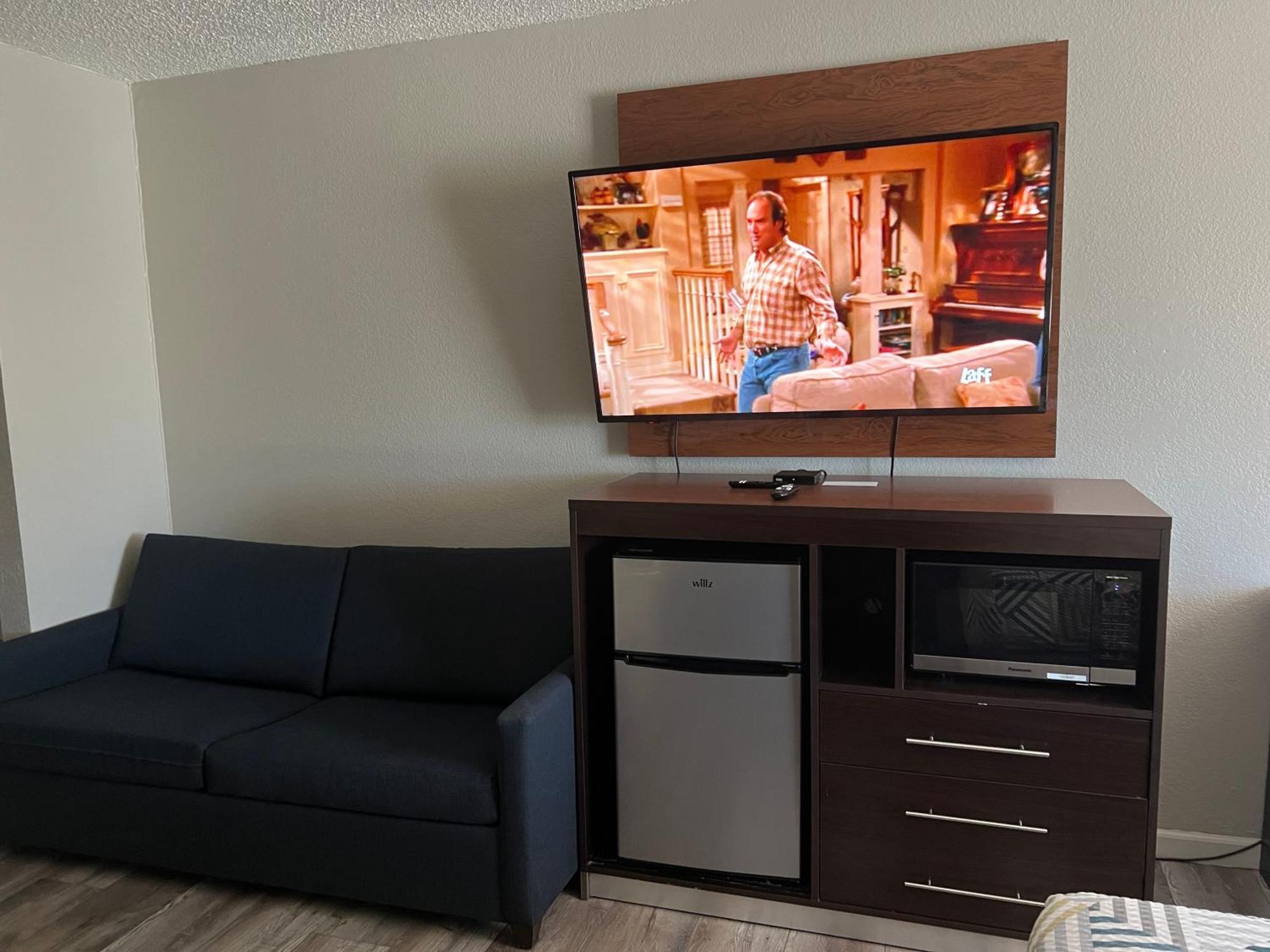 1 King Bed | Non-Smoking Hot Tub Micfridge