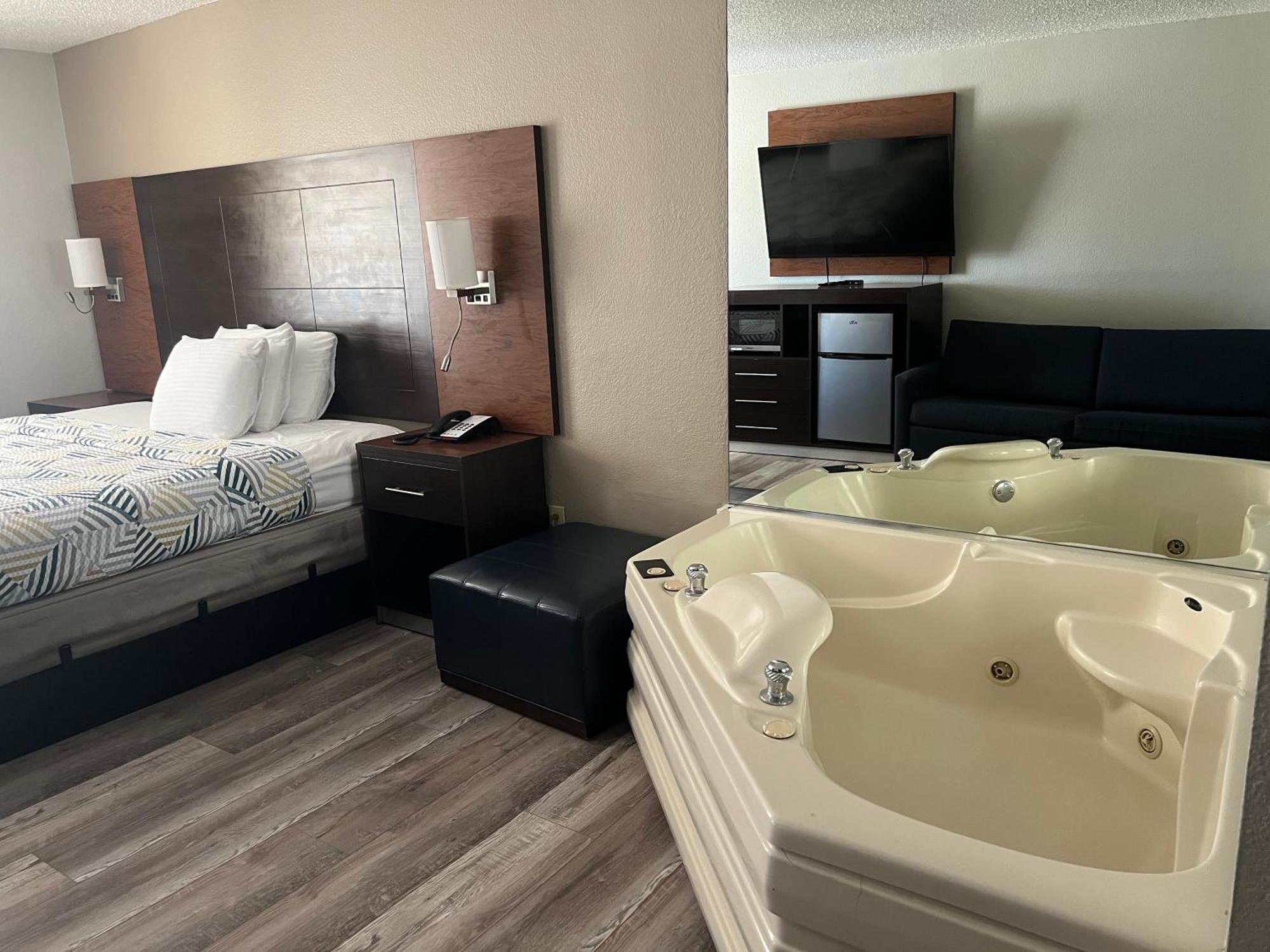 1 King Bed | Non-Smoking Hot Tub Micfridge