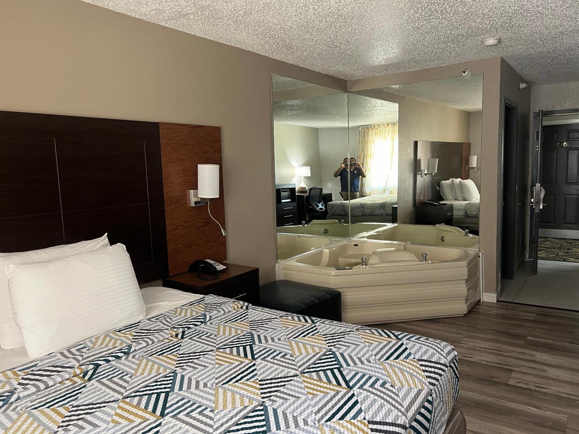 1 King Bed | Non-Smoking Hot Tub Micfridge