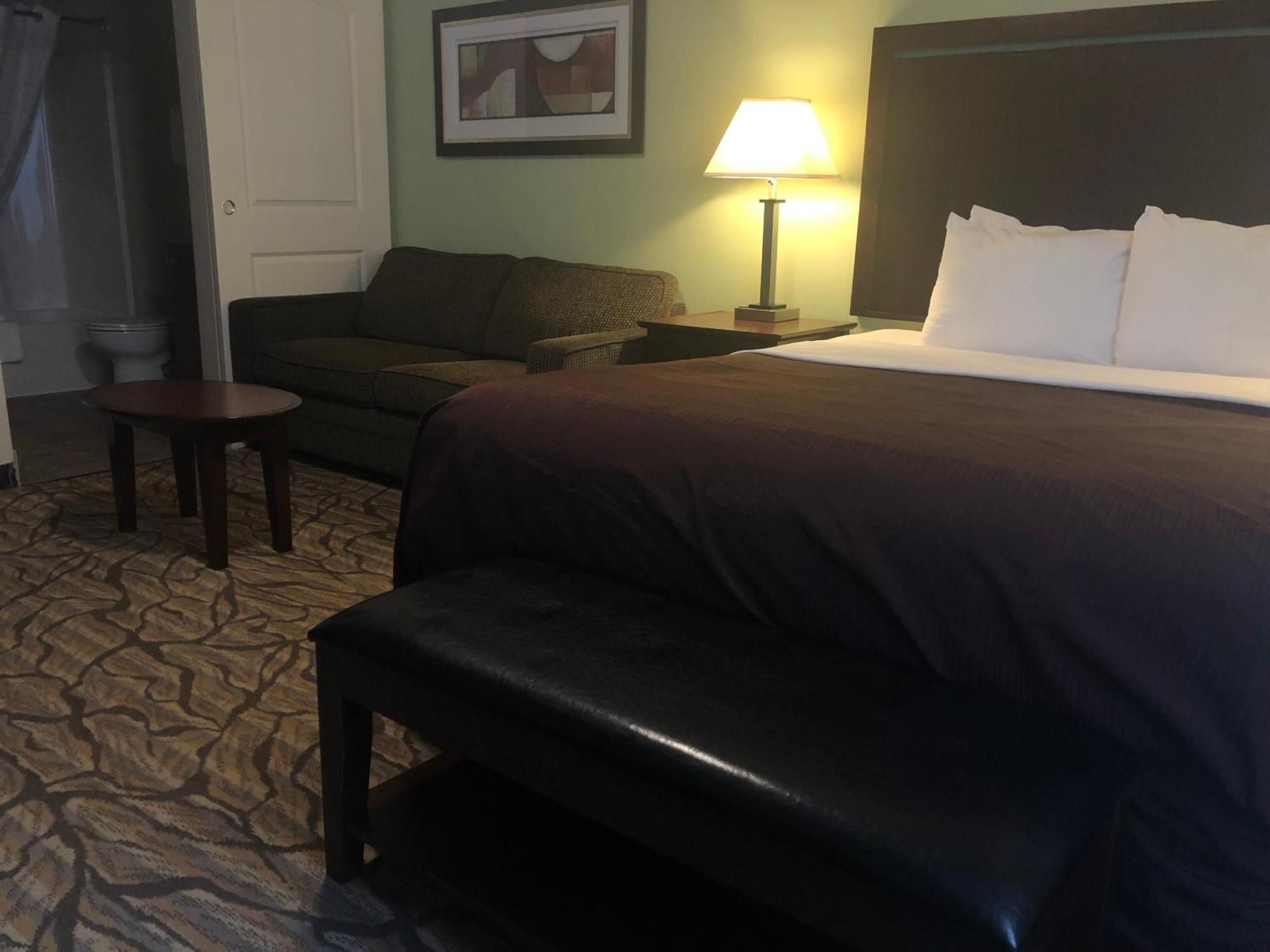 Deluxe Queen Suite