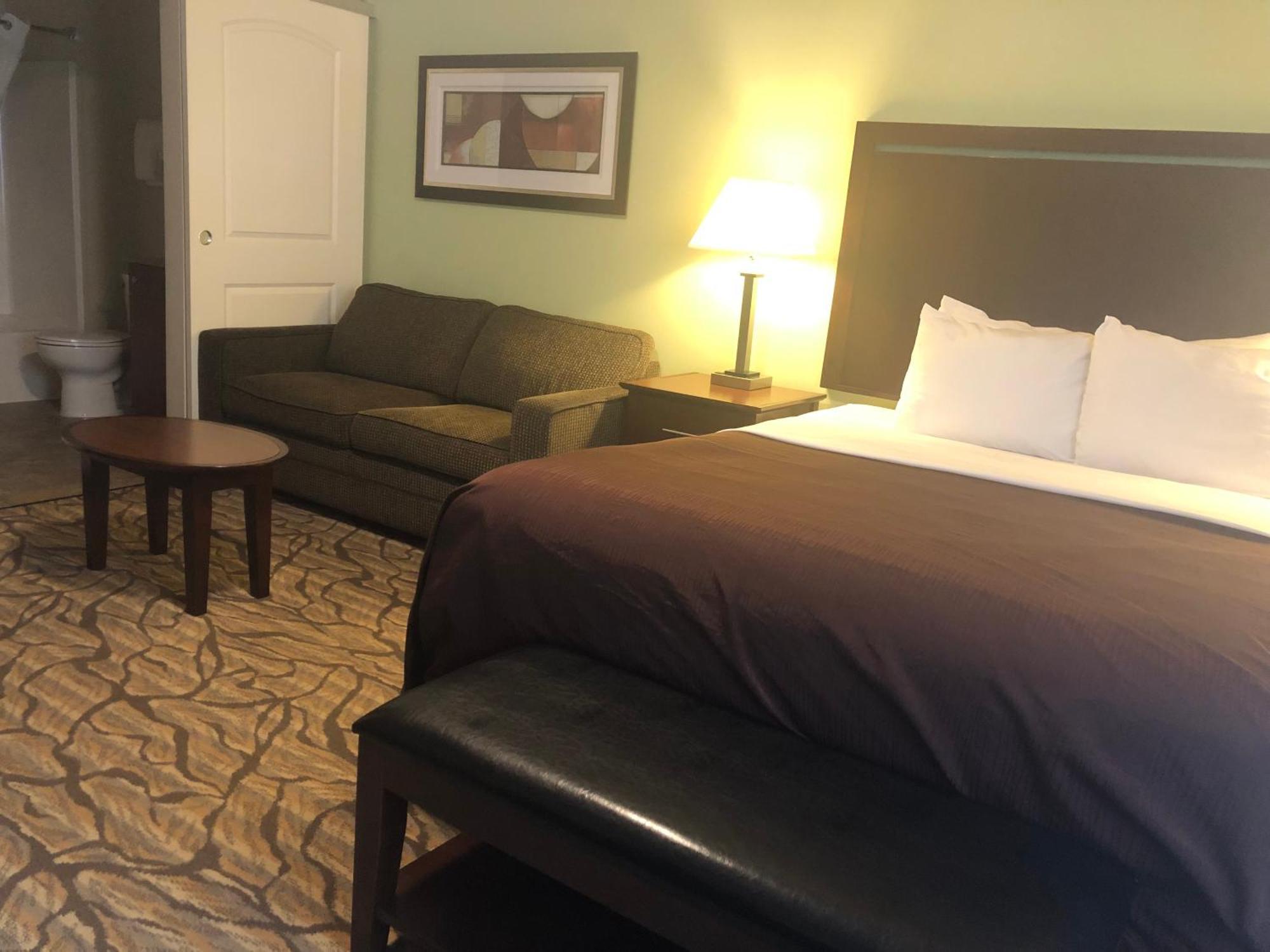 Deluxe Queen Suite