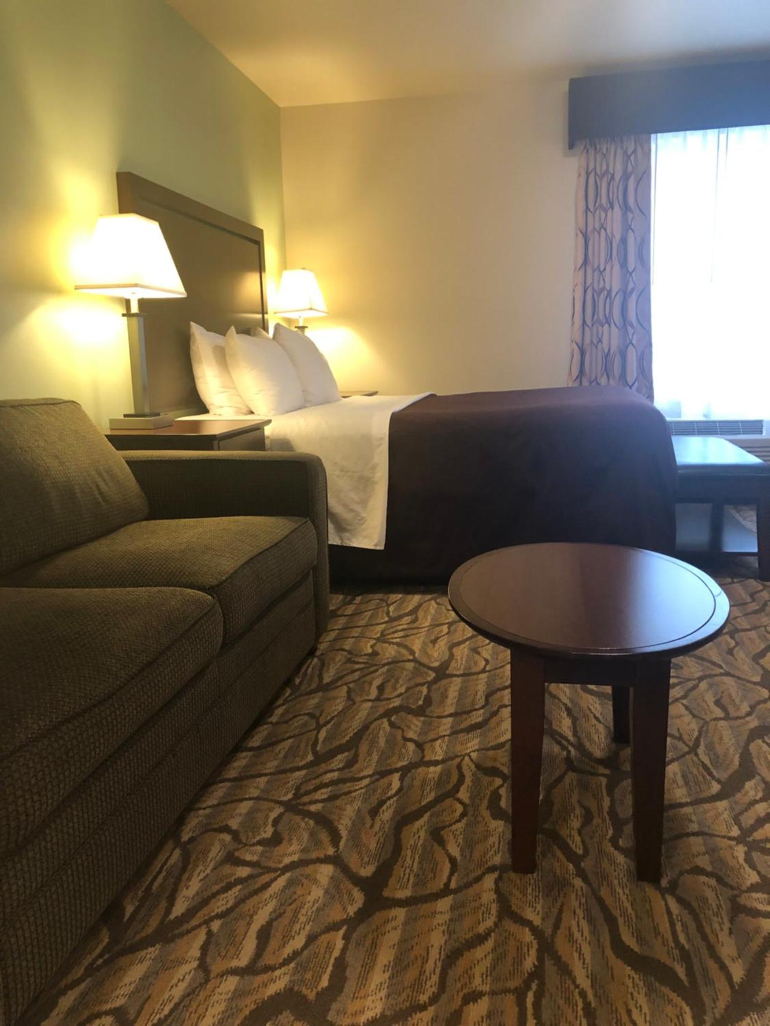 Deluxe Queen Suite
