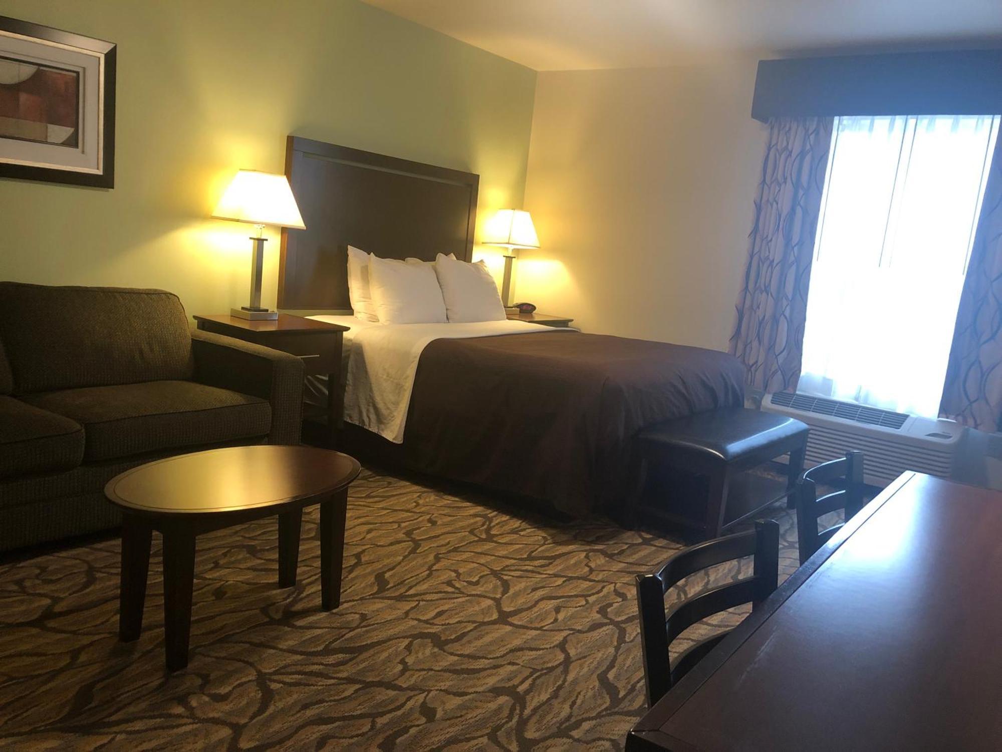 Deluxe Queen Suite