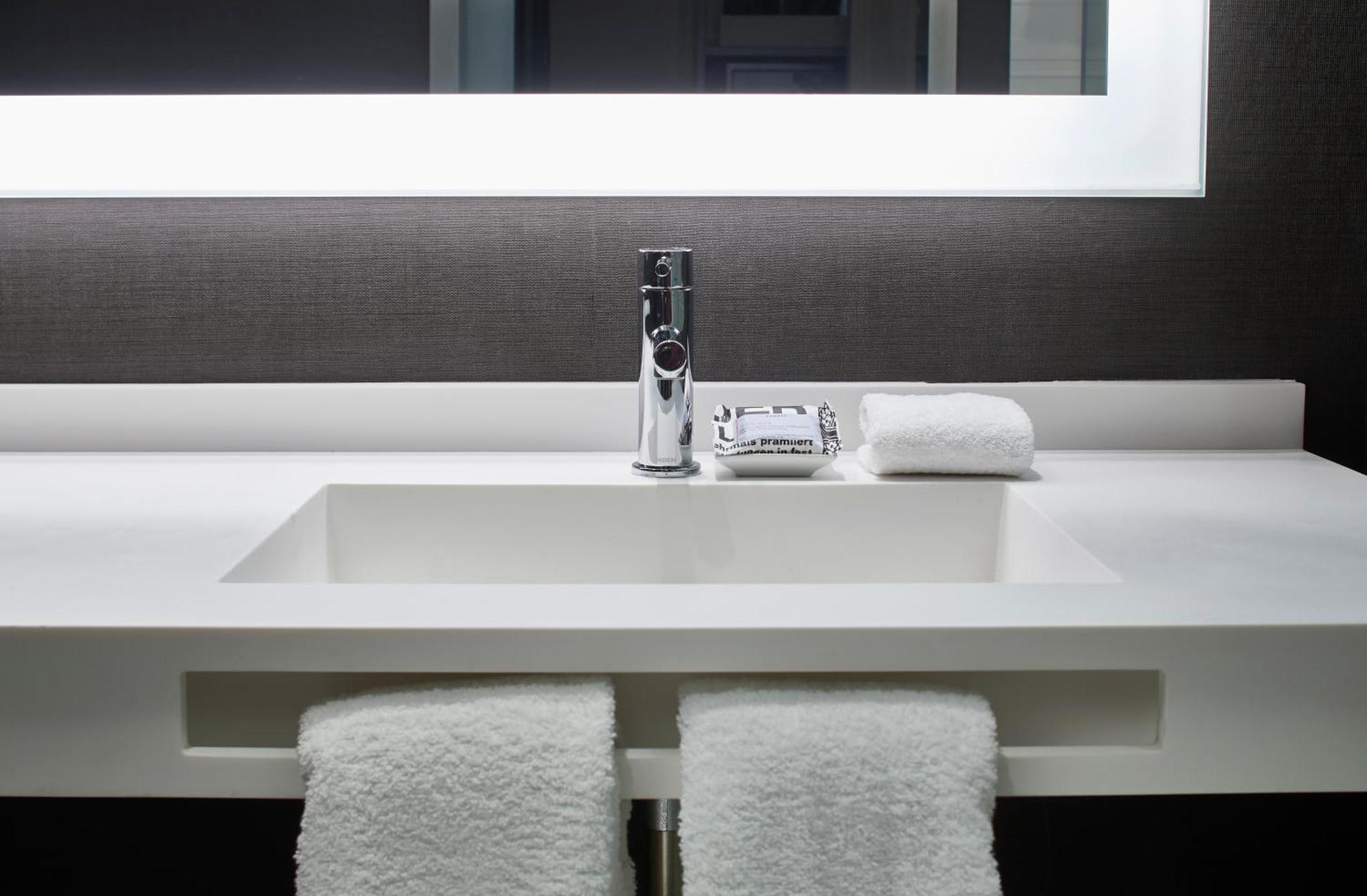 Deluxe Guest room, 1 King, Sofa bed, High floor