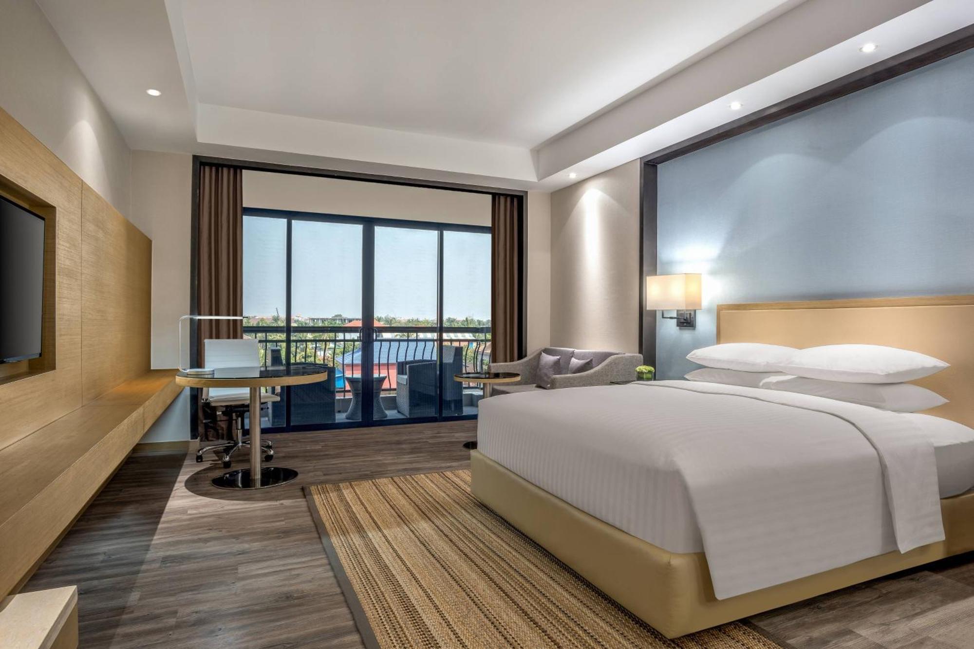 Deluxe Pool View Room Guest room 1 King Balcony