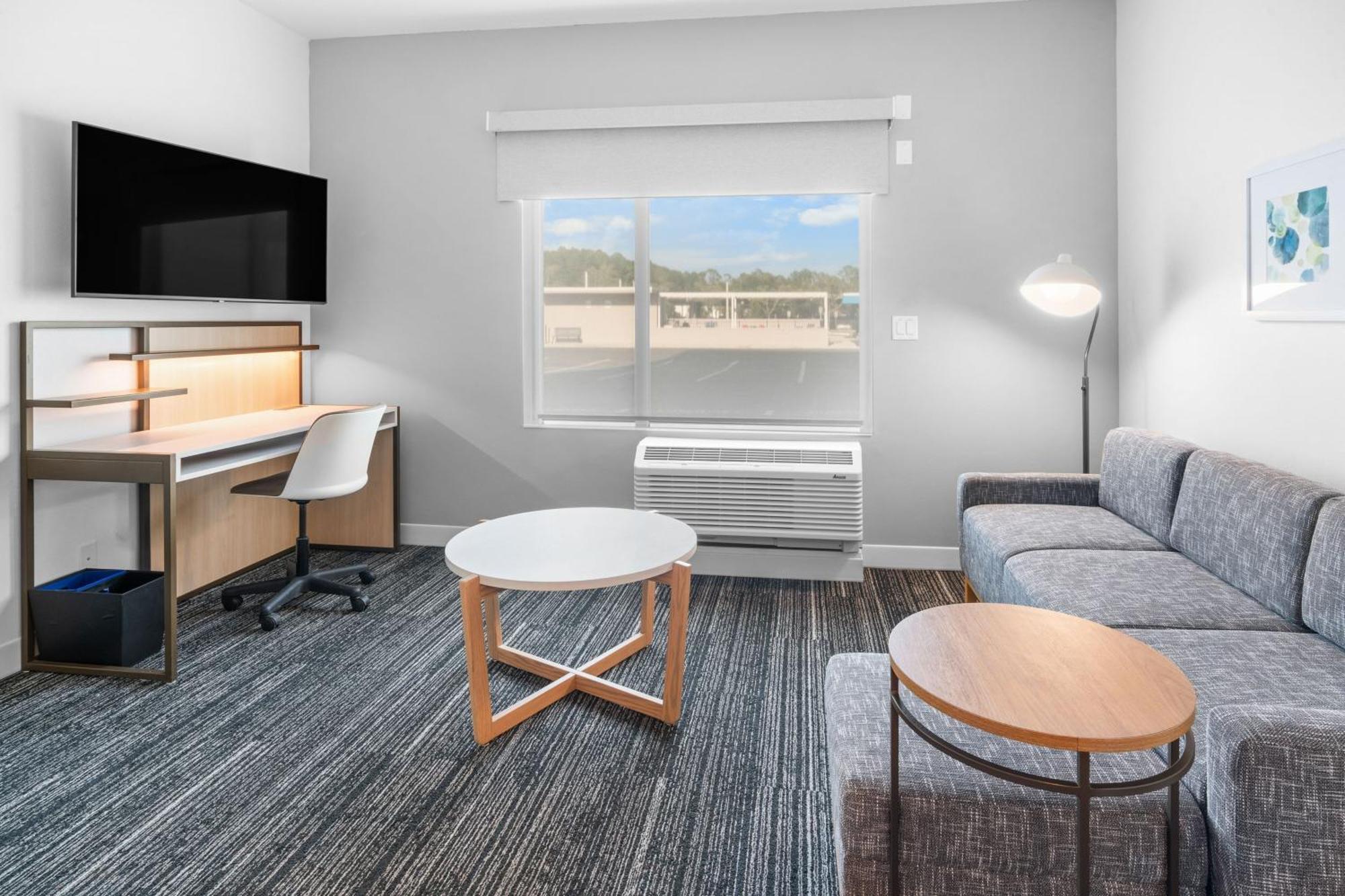 One-Bedroom King Suite with Sofa Bed and Adapted Tub - Mobility and Hearing Accessible