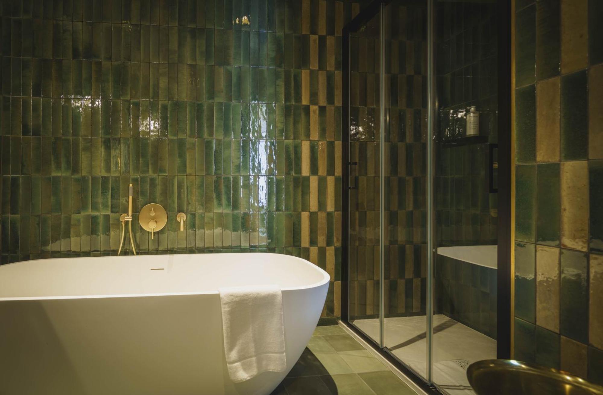 Junior Suite Shower Bath