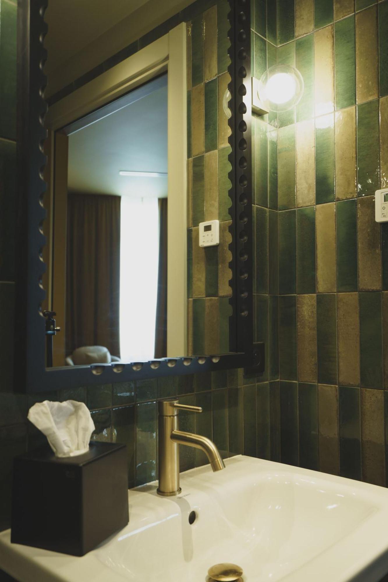 Standard Double Room Shower