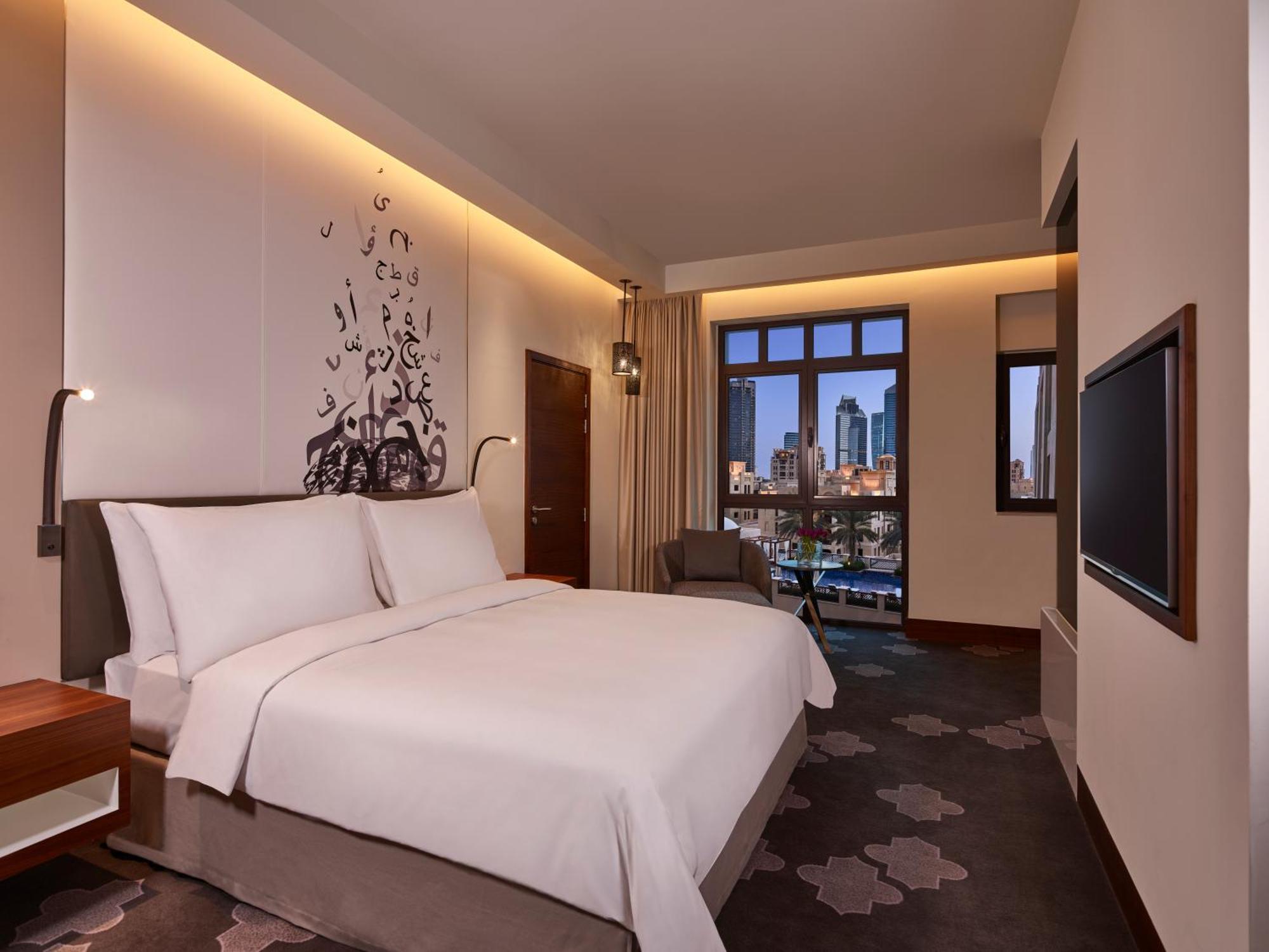 Deluxe King Room Pool View