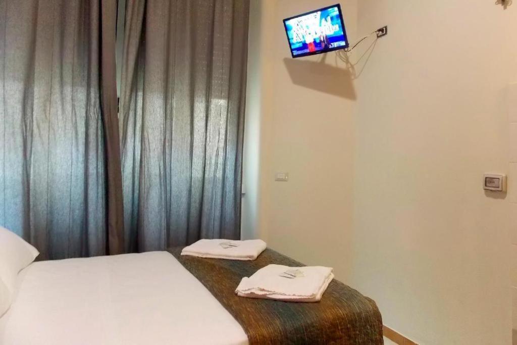 Single Room with Shared Bathroom