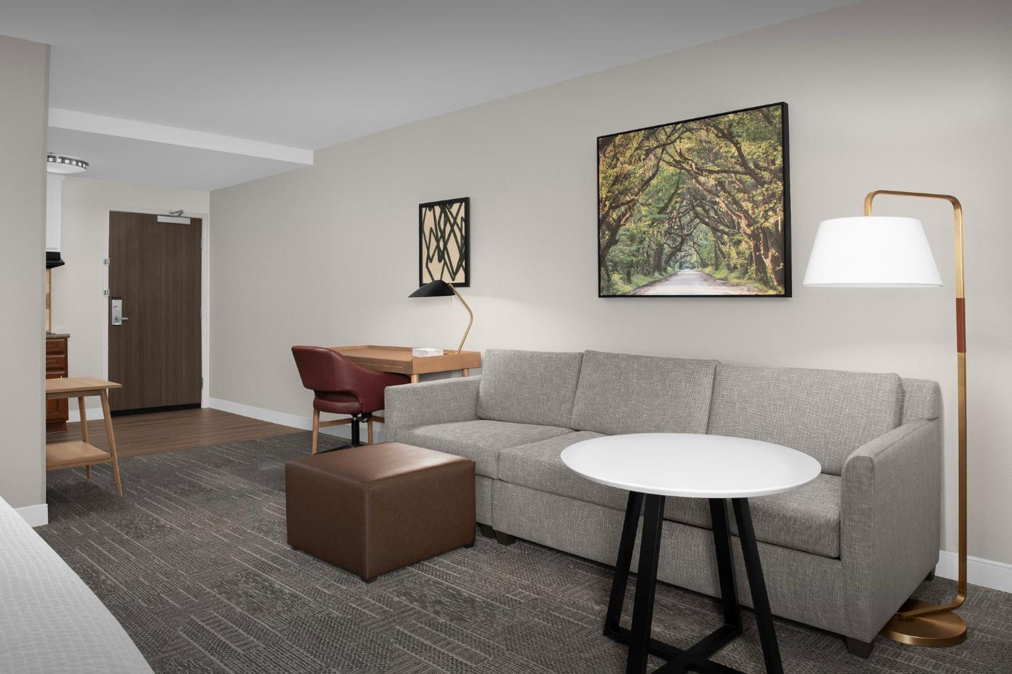 King Studio Suite Mobility Access Tub or Non-Smoking
