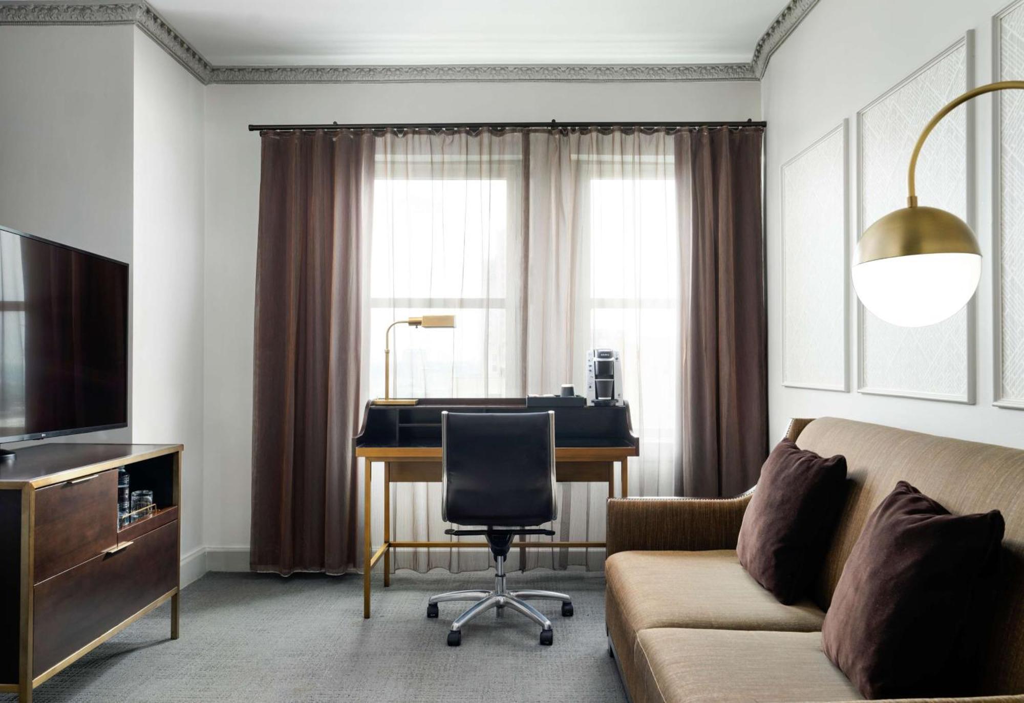 Deluxe King Room with Roll-In Shower - Mobility Accessible