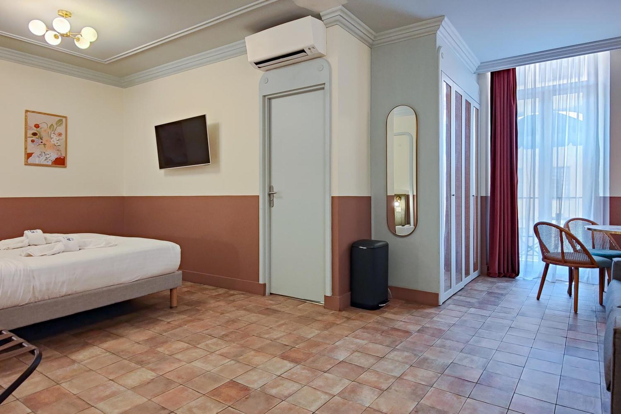 Junior Suite Balcony Courtyard side