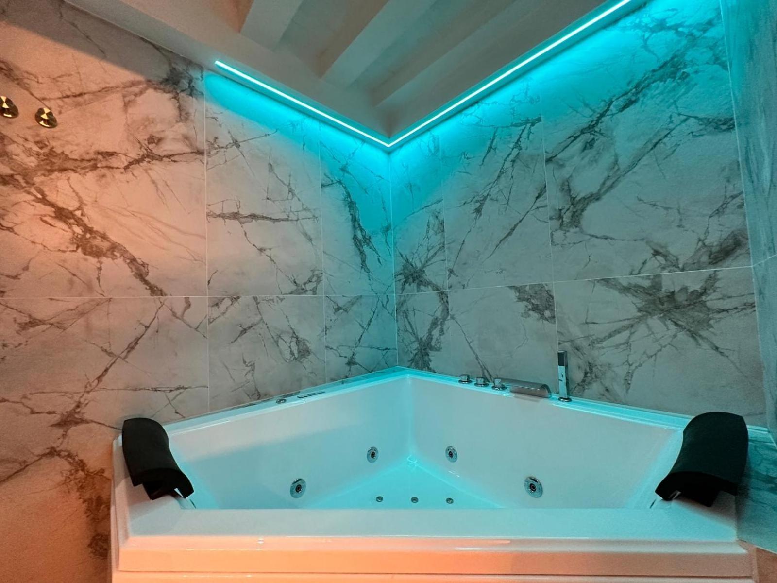 Studio with Spa Bath