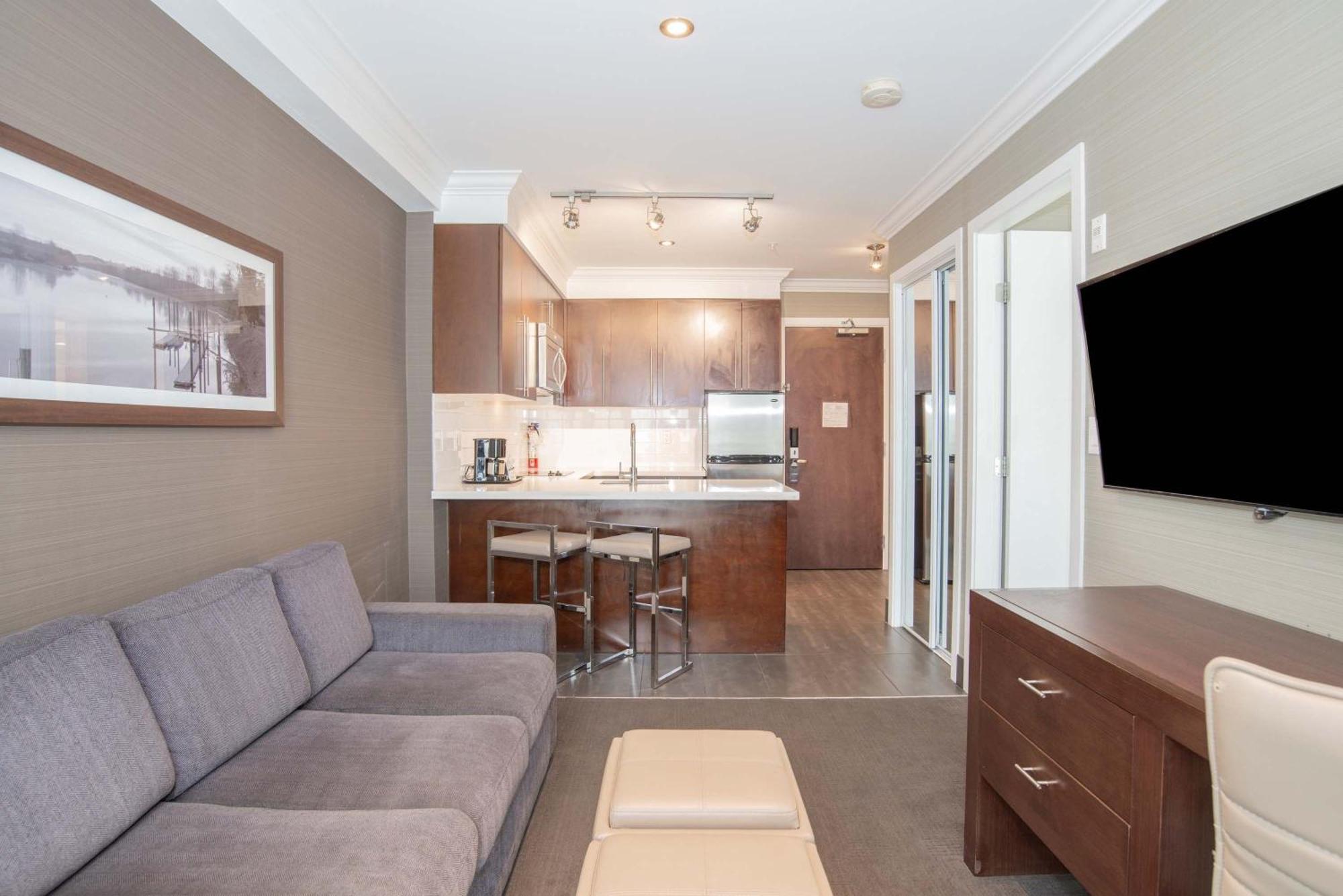 Standard Suite, 1 King Bed, Kitchen