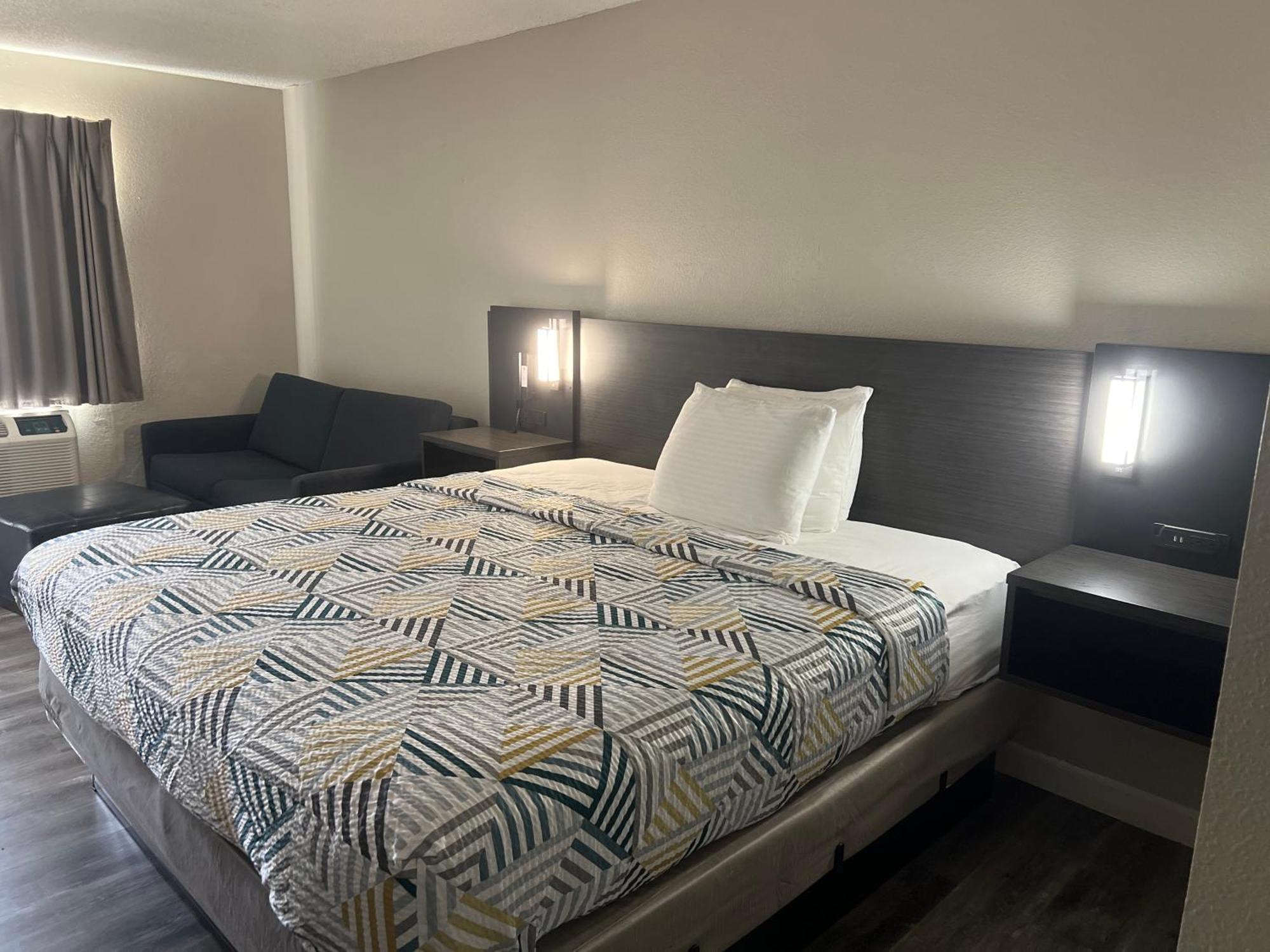 1 King Bed | Non-Smoking Hot Tub Micfridge