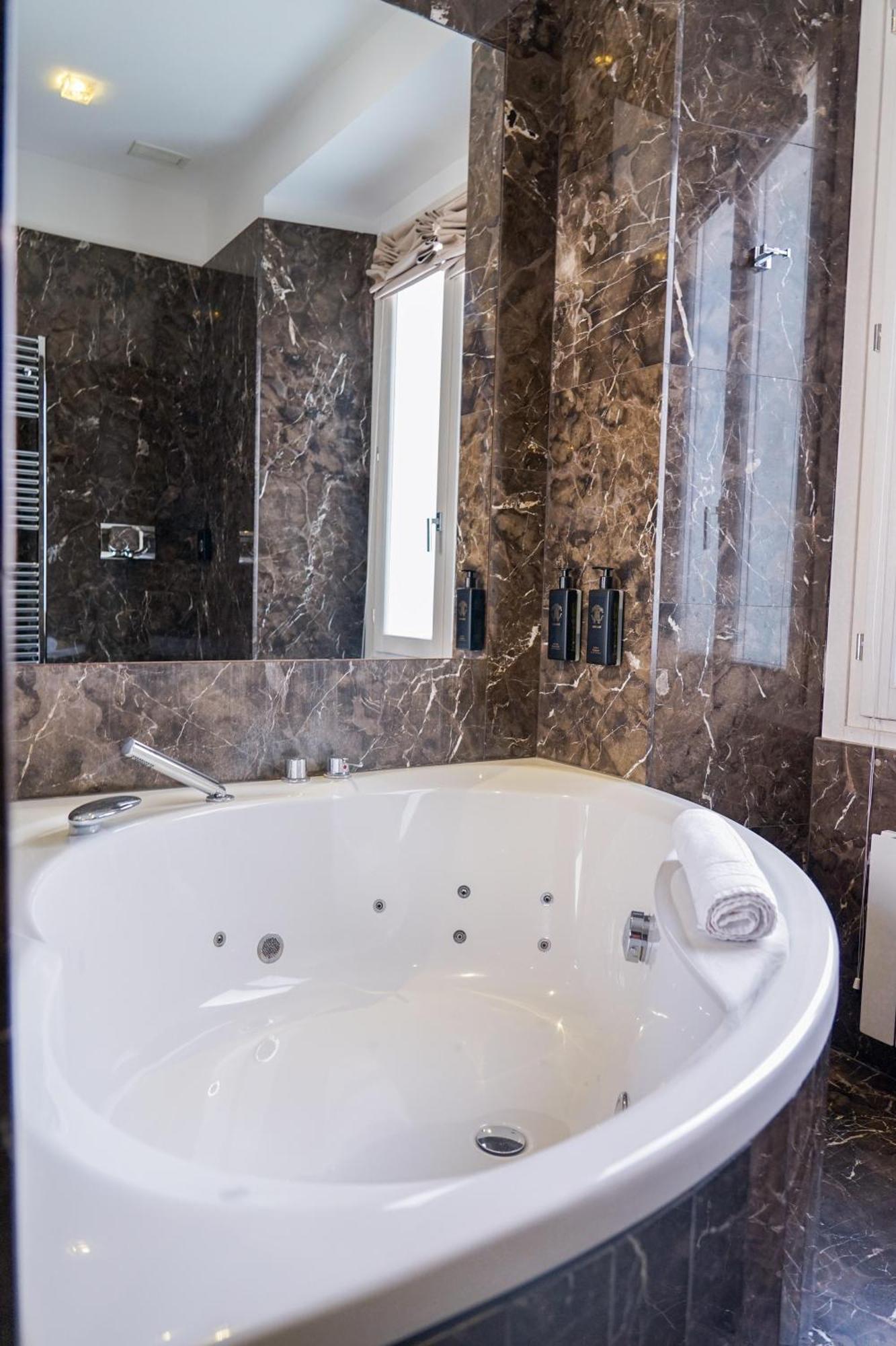 King Suite Spa Bath