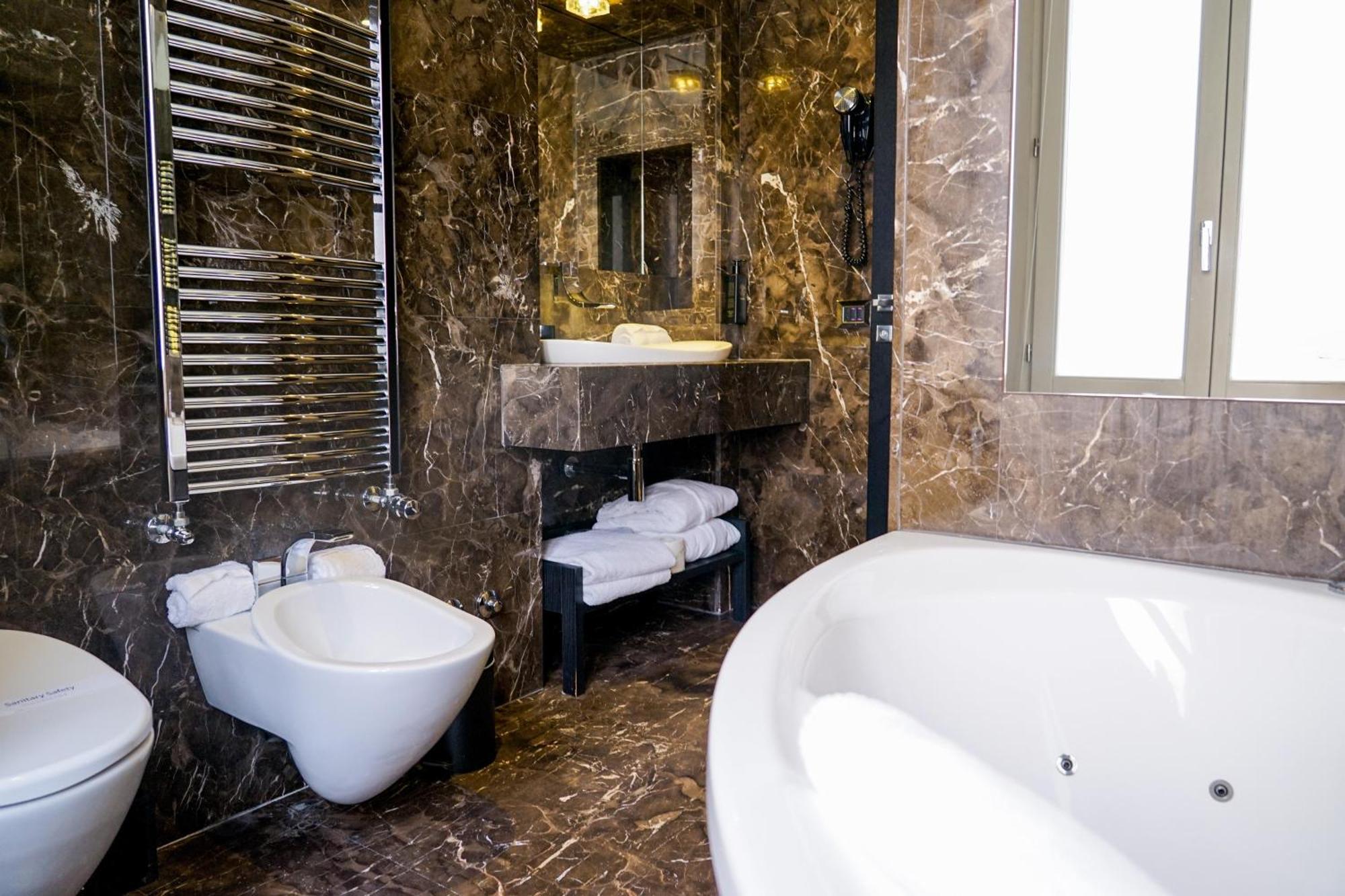 King Suite Spa Bath