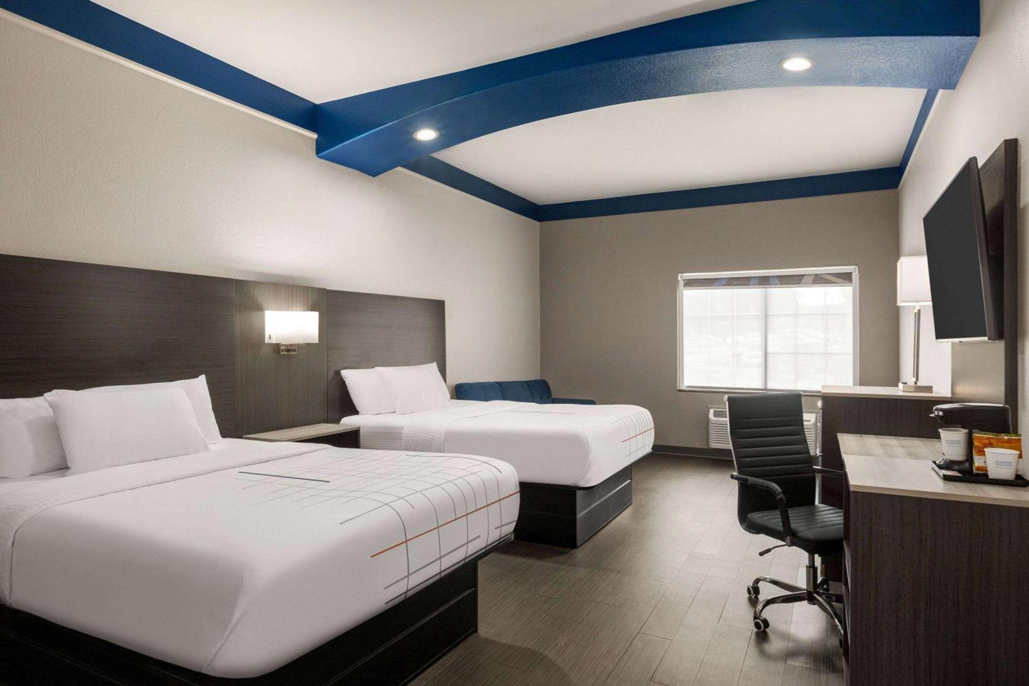 Deluxe Queen Room with Two Queen Beds and Roll-In shower - Mobility Accessible/Non-Smoking
