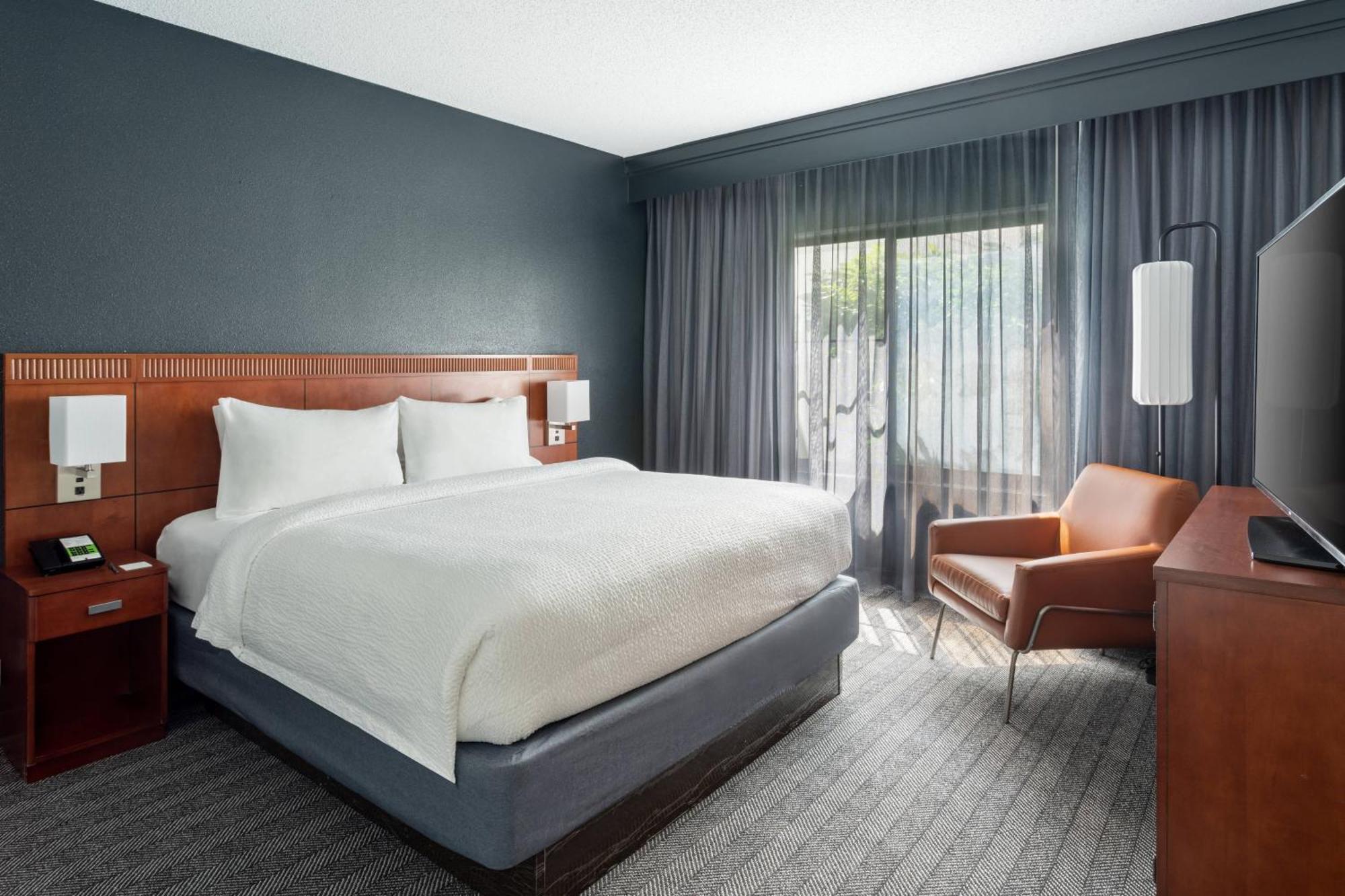 Guest room, 1 King, Sofa bed, Courtyard view