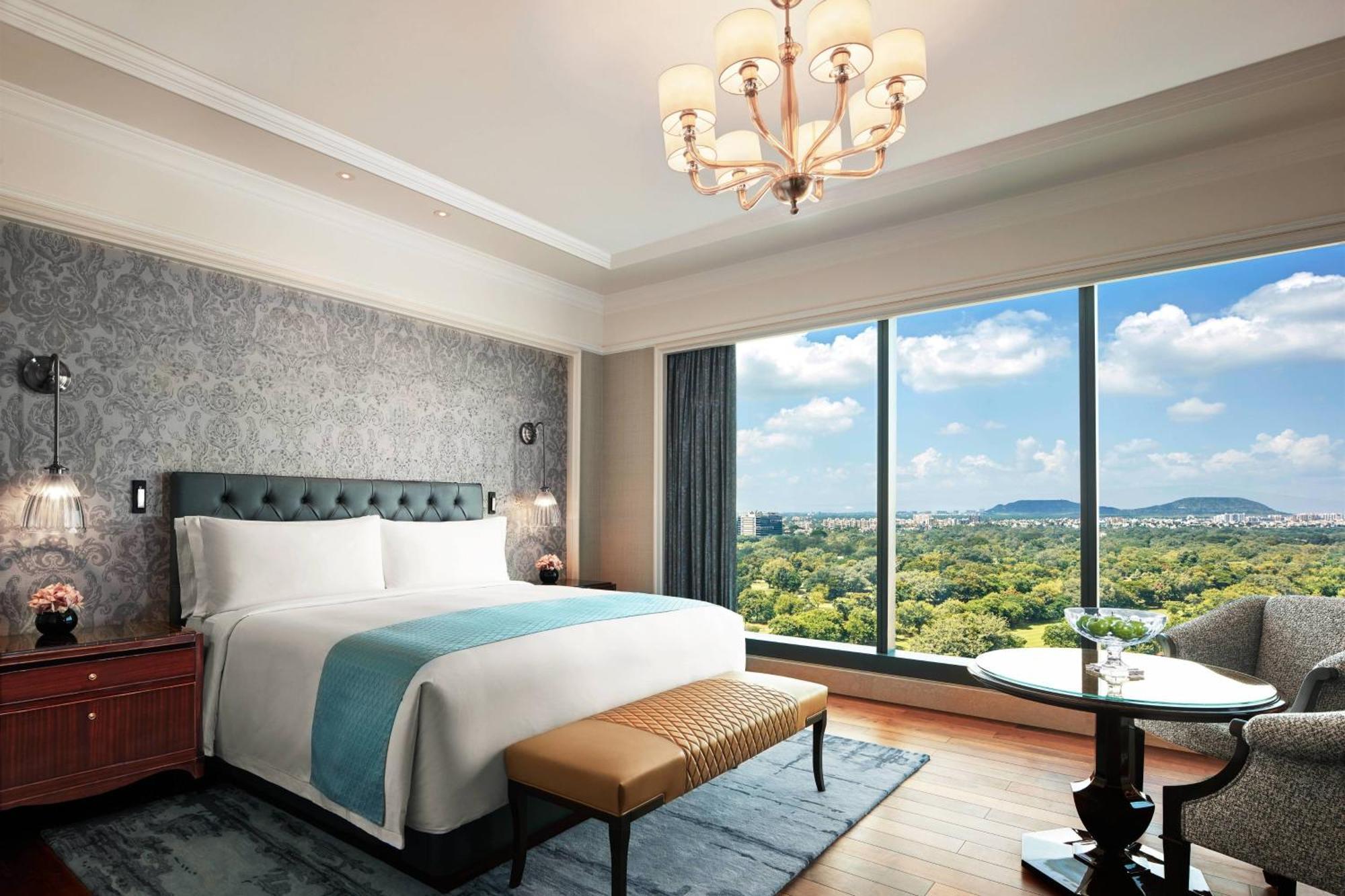 Deluxe King Room City View