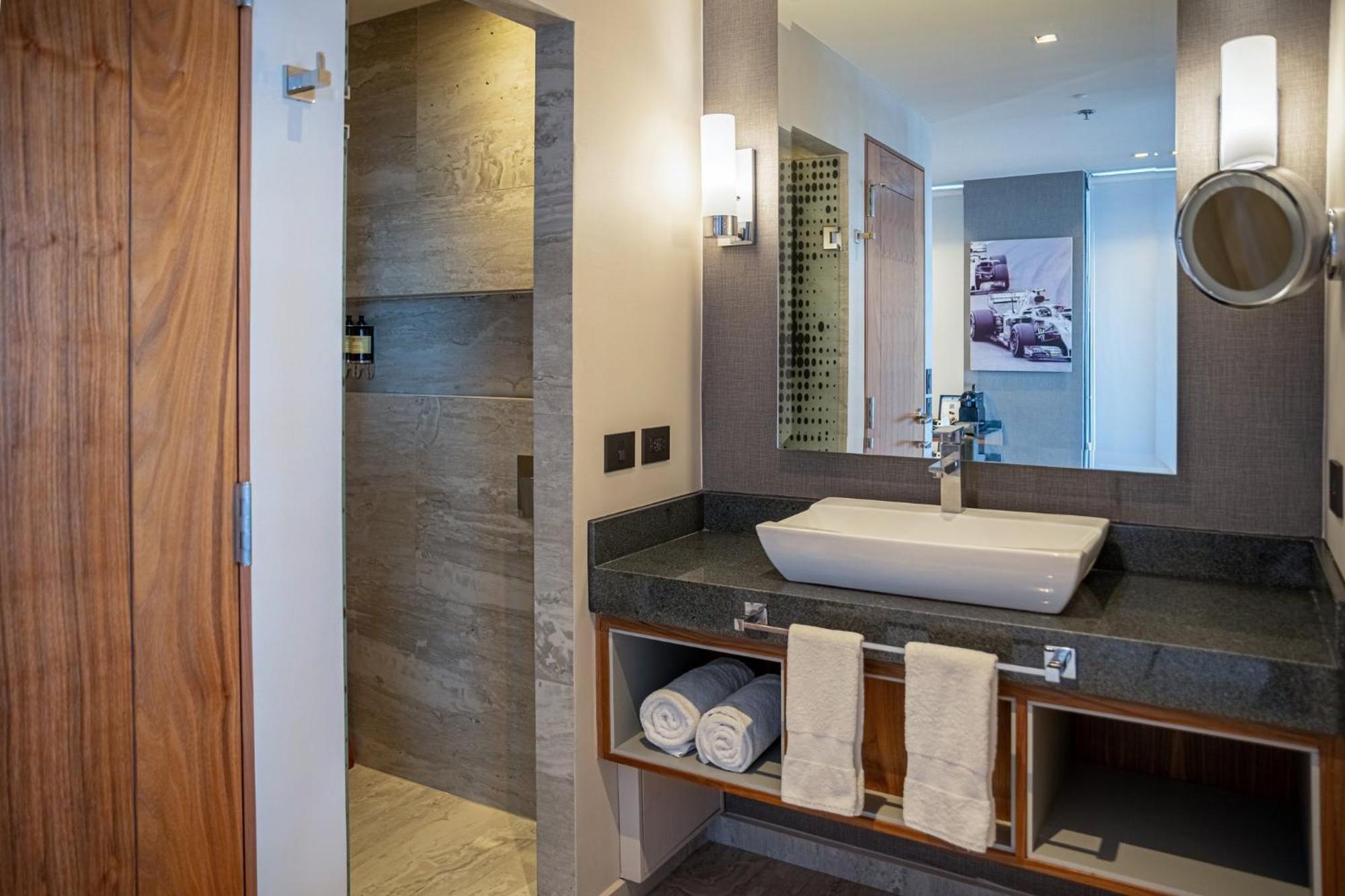 Deluxe Room 1 King