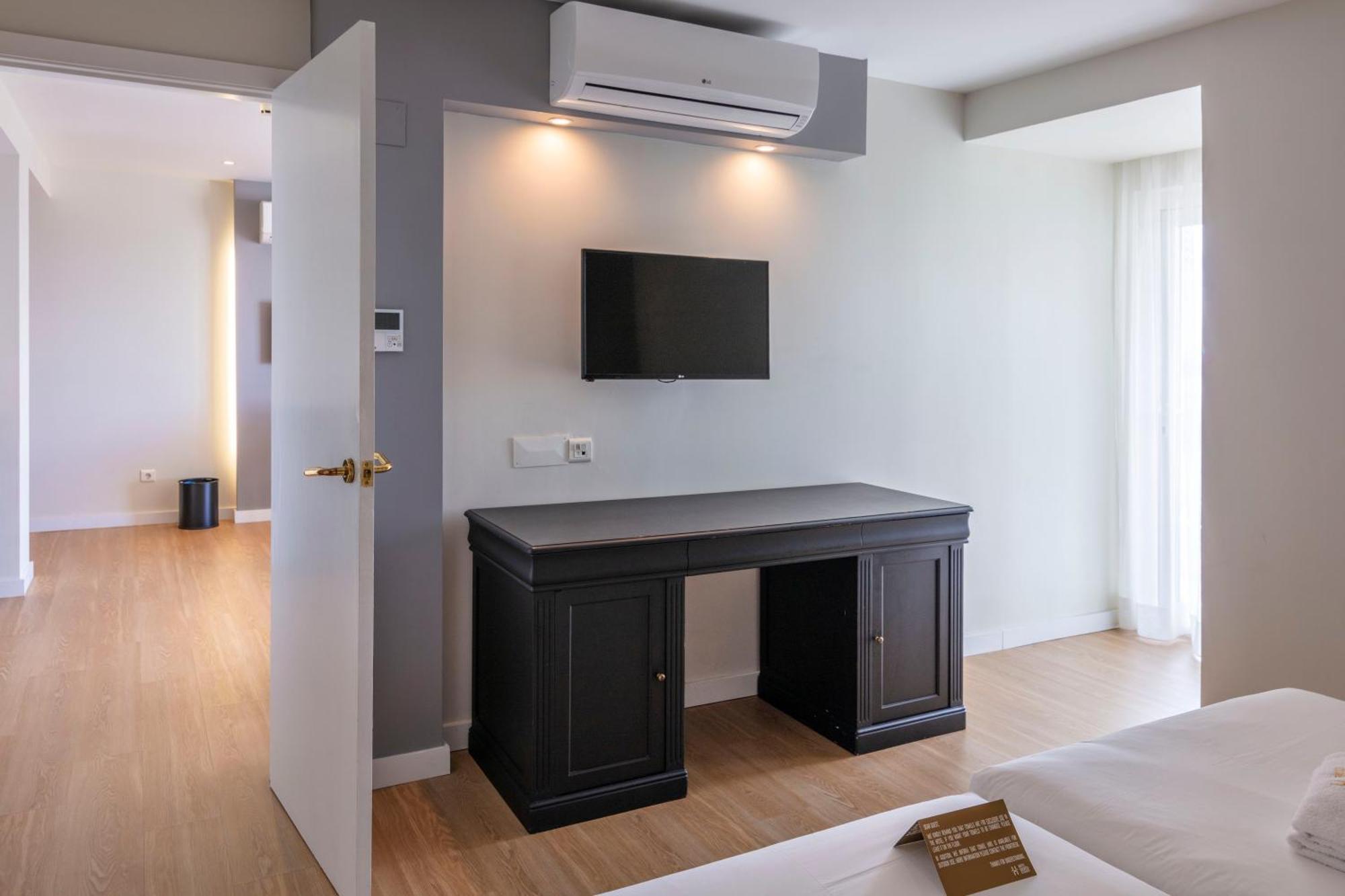 Deluxe One-Bedroom Suite Sea View