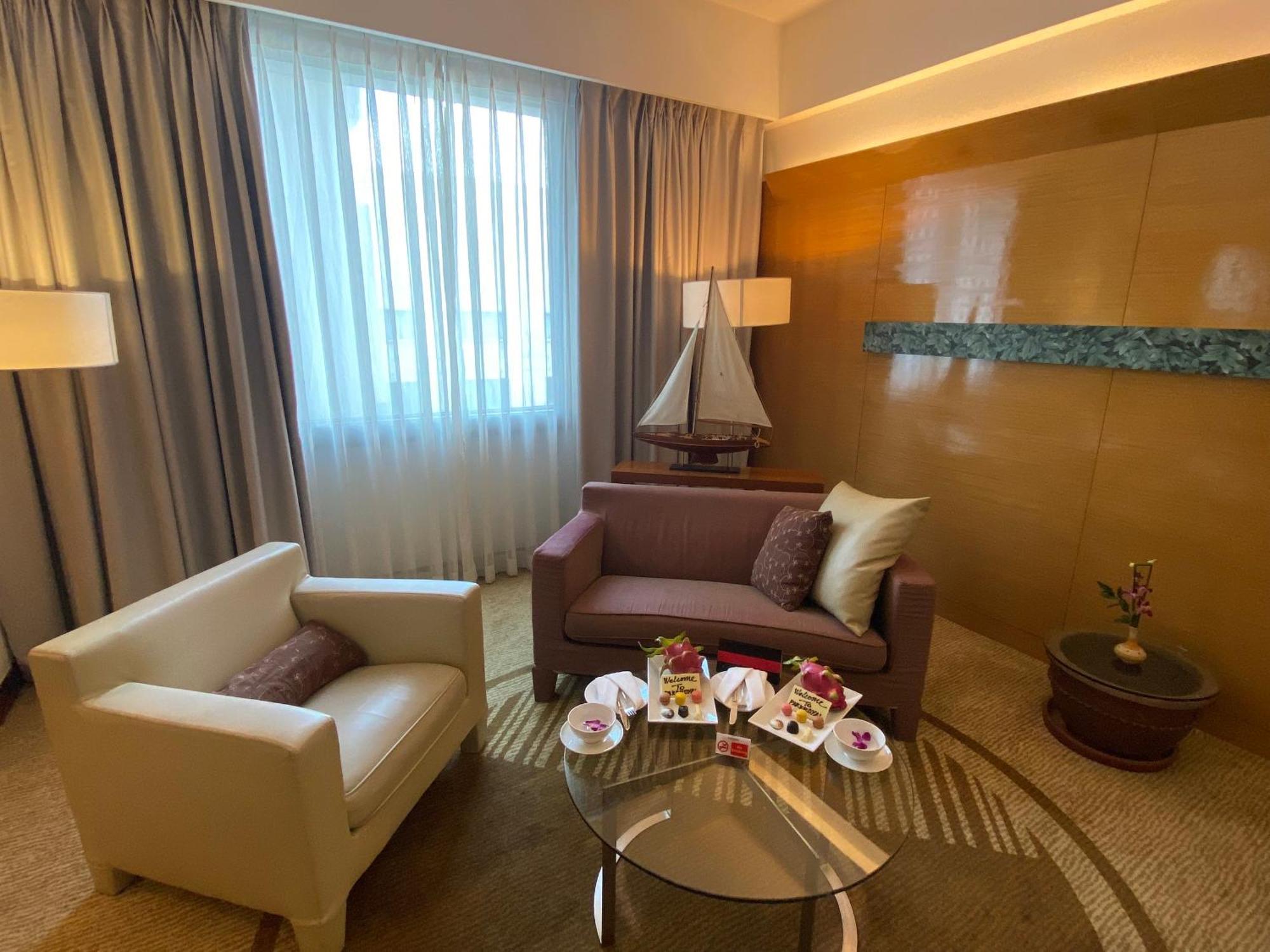 Executive Suite Airport Transfers 4 Pieces of Laundry Daily Evening Cocktail B