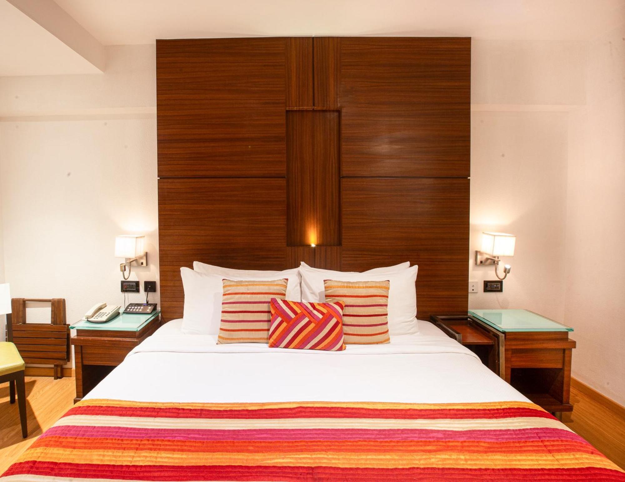 Room 5 hours between 12 pm to 5 pm Same Check Check Out