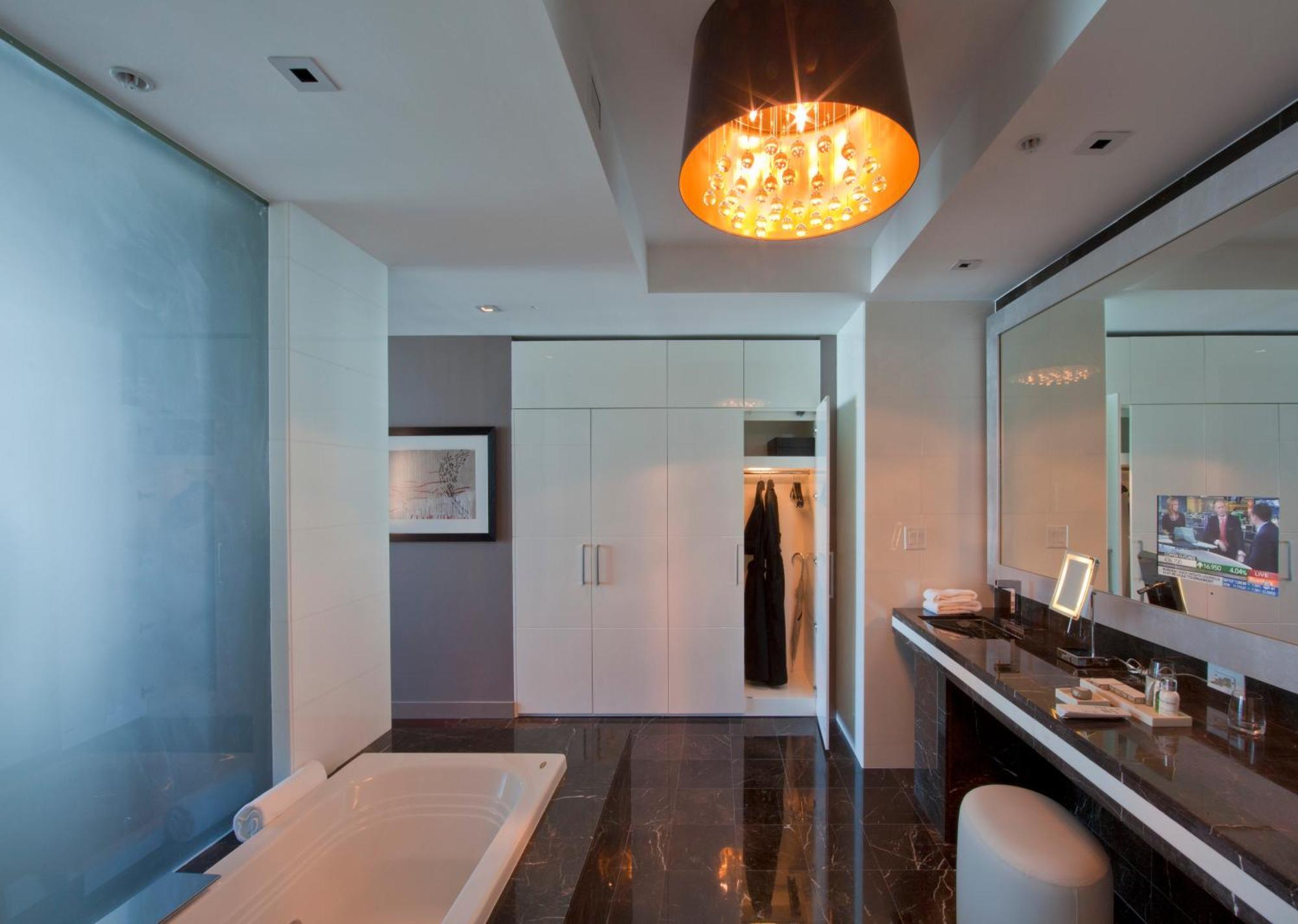 Miro, 1 Bedroom Executive Suite, 1 King, City View