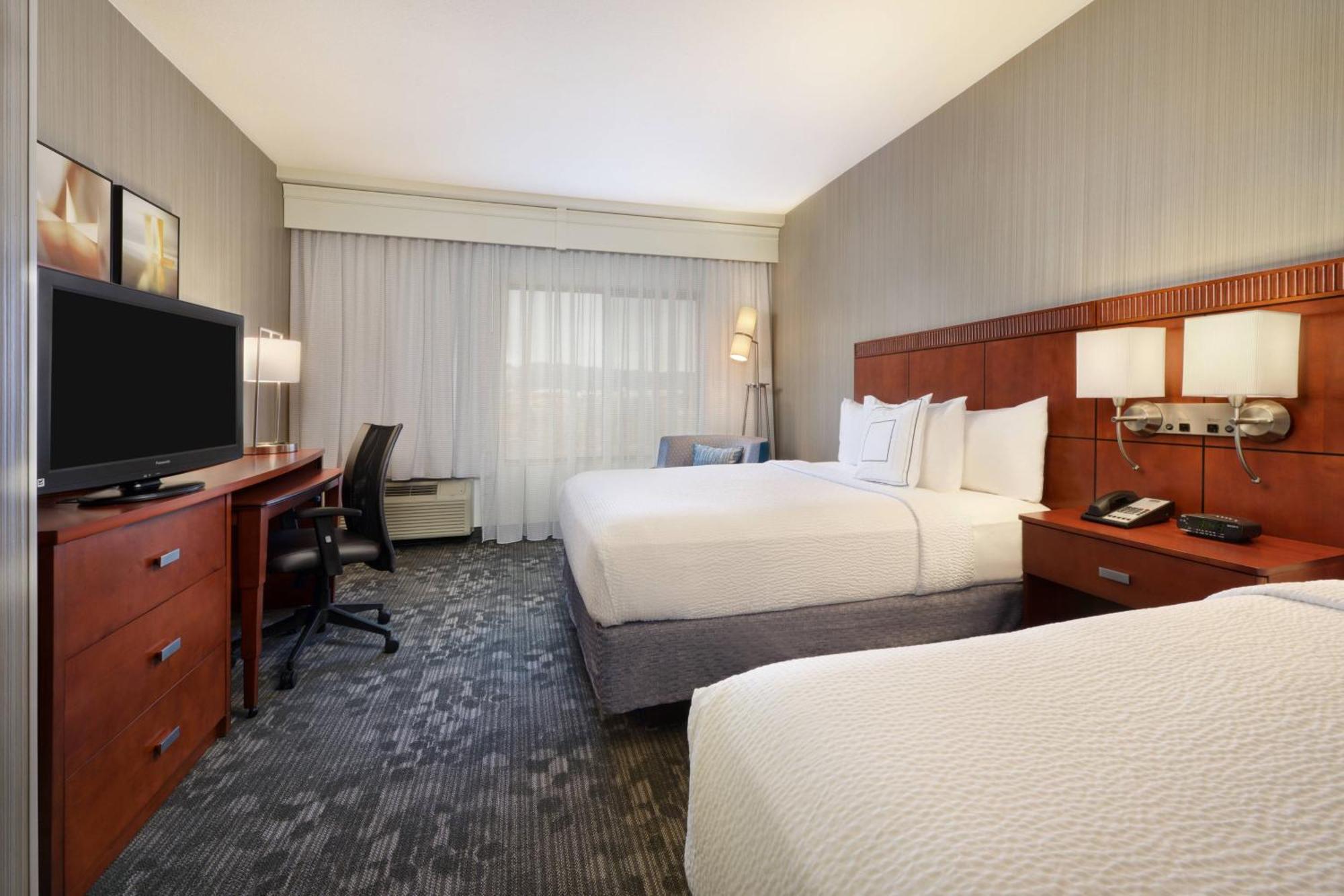 Queen Room Two Queen Beds Mountain View