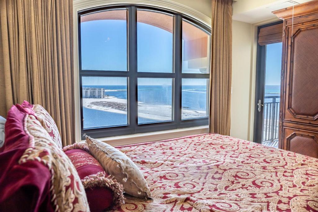 Three-Bedroom Apartment Harbour View