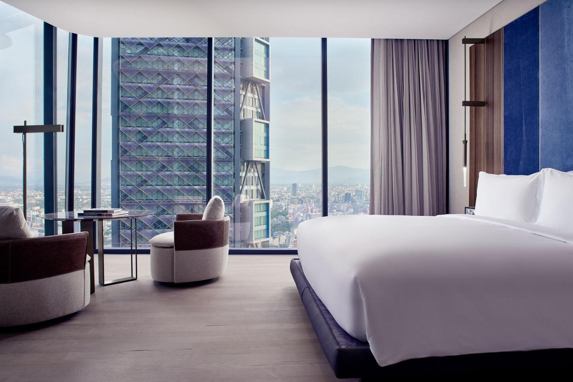 Deluxe Corner King Room City View