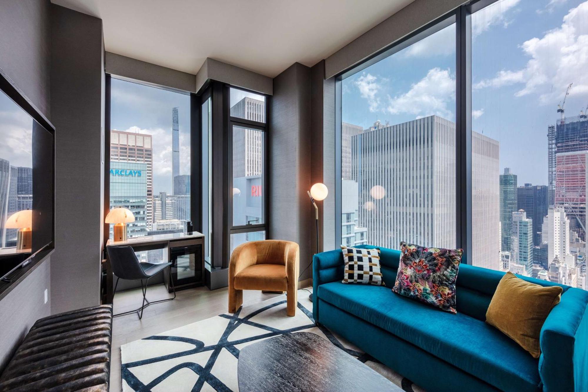 Corner King Suite with Roll-In Shower and Square View - Mobility Accessible