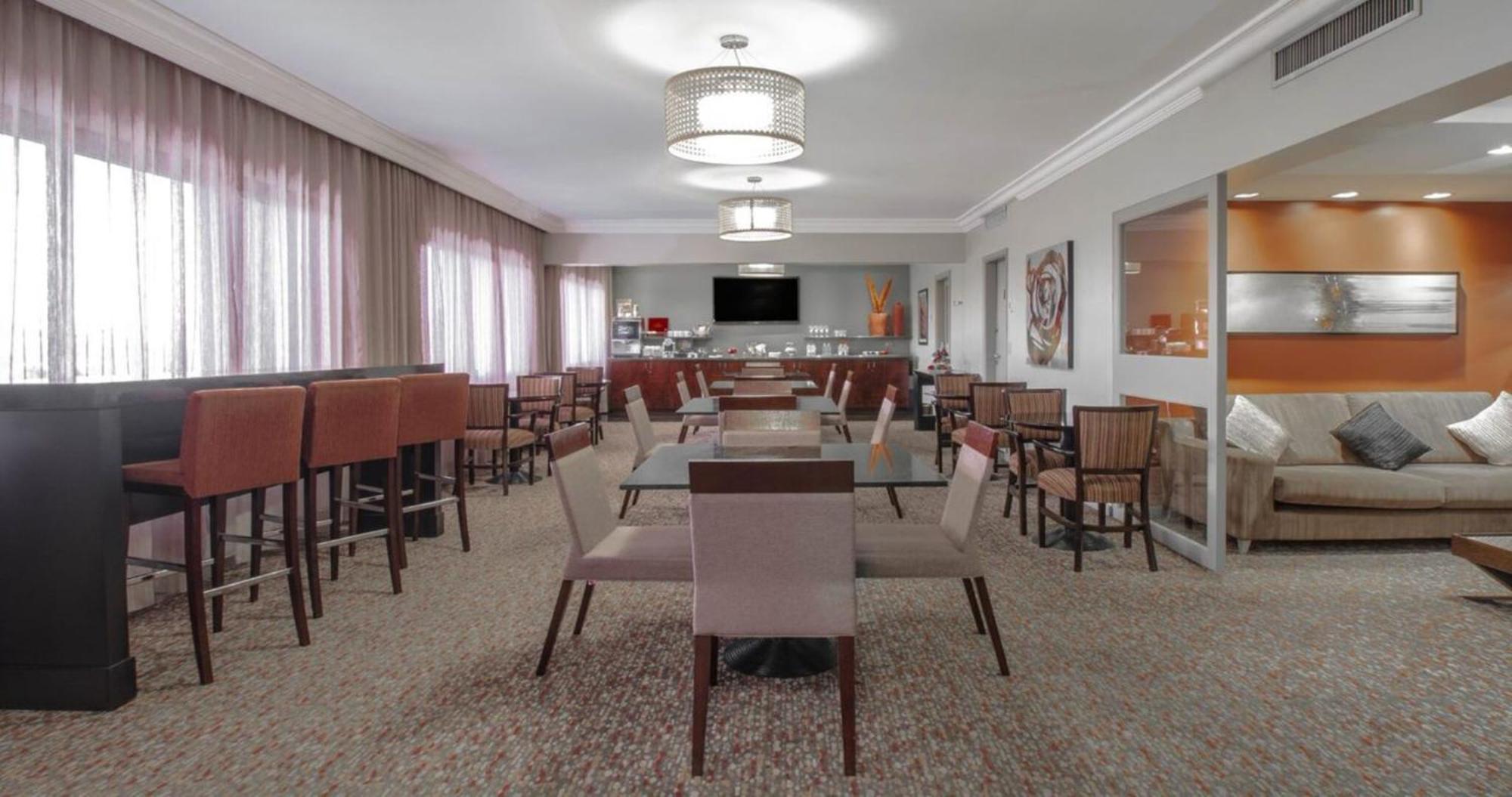 Junior King Suite Lounge Access