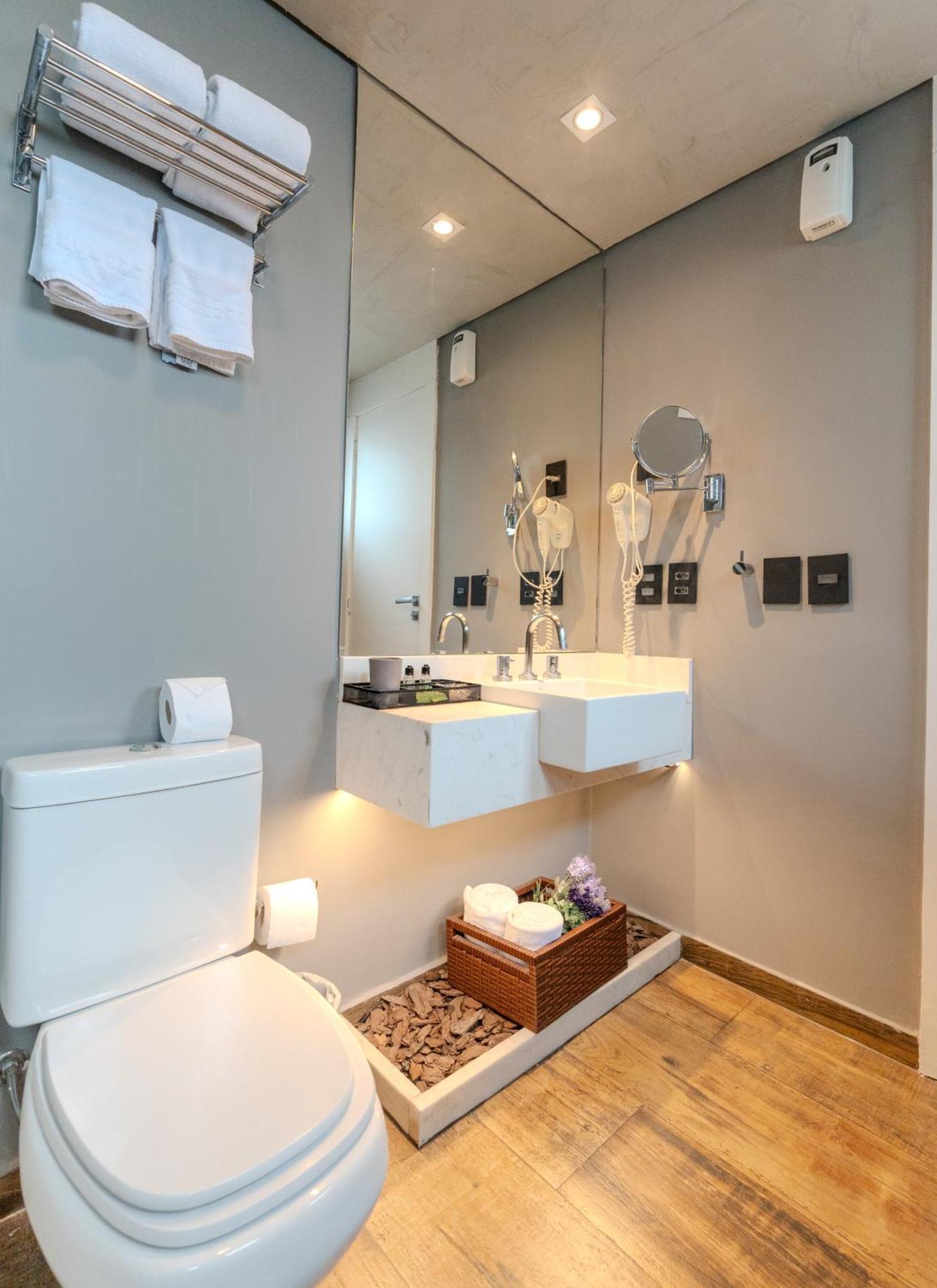 Suite with Bathtub