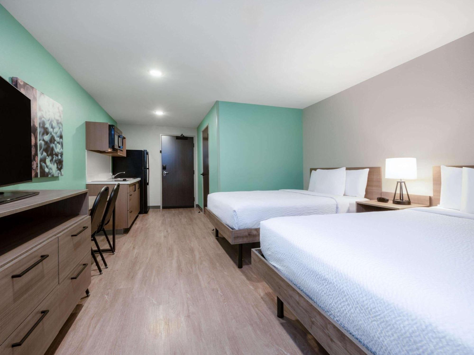 Queen Room with Two Queen Beds and Bathtub w/Grab Bars - Mobility Accessible
