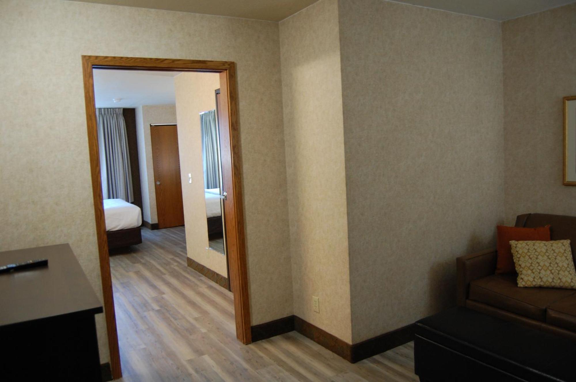 Queen Suite Accessible or Non-Smoking