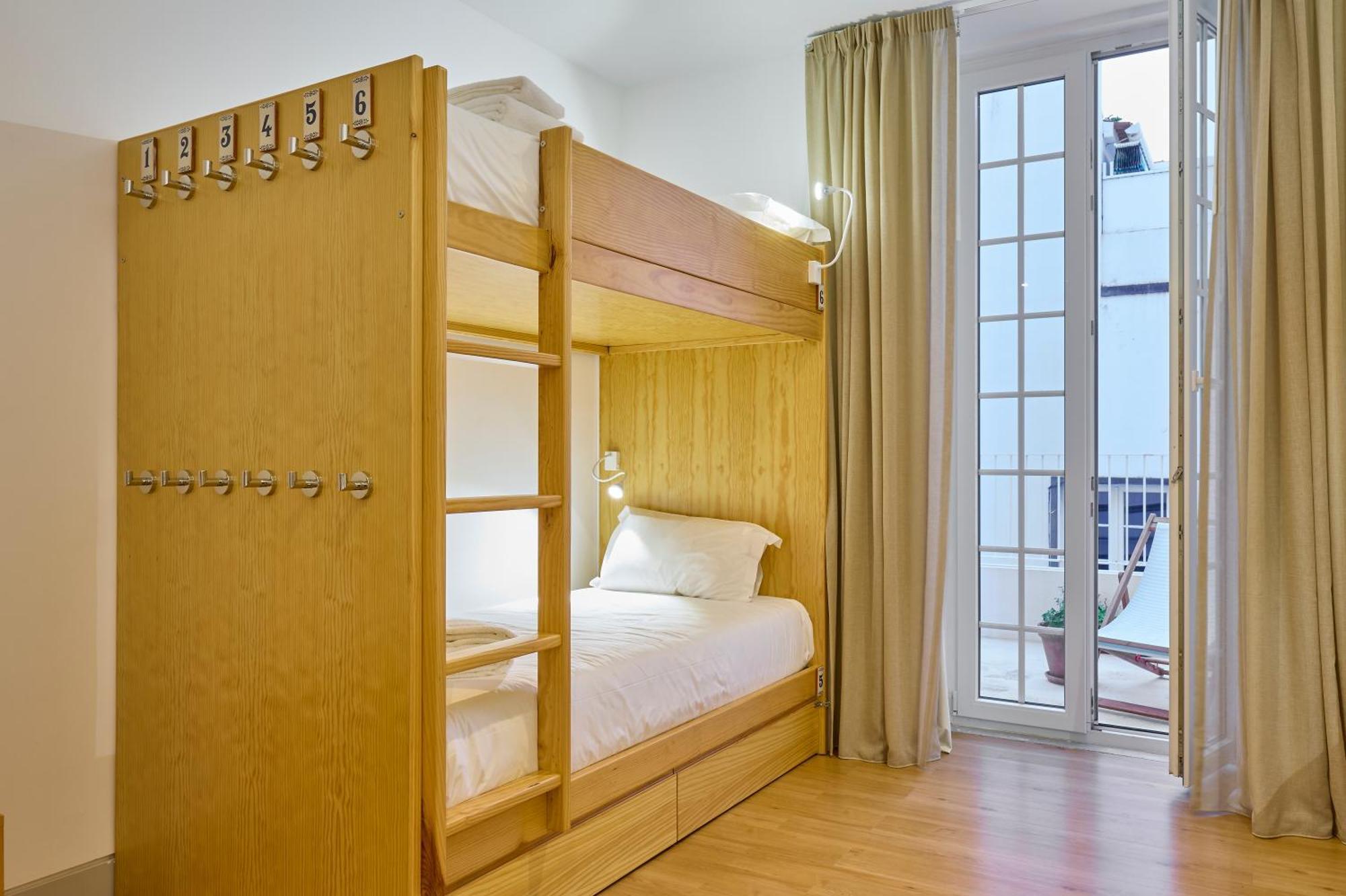 Single Bed Mixed Dormitory Room