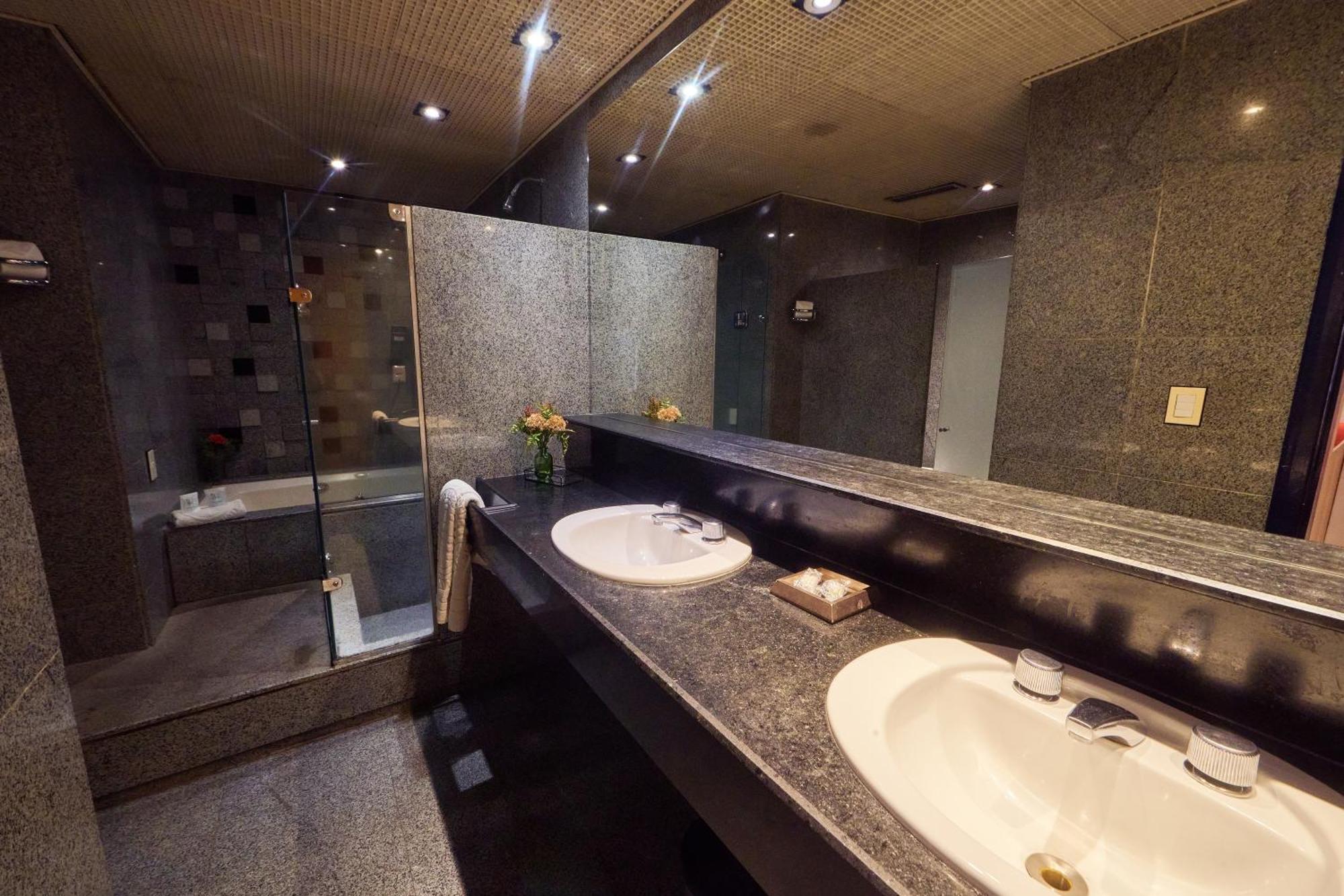 Executive Suite Spa Bath