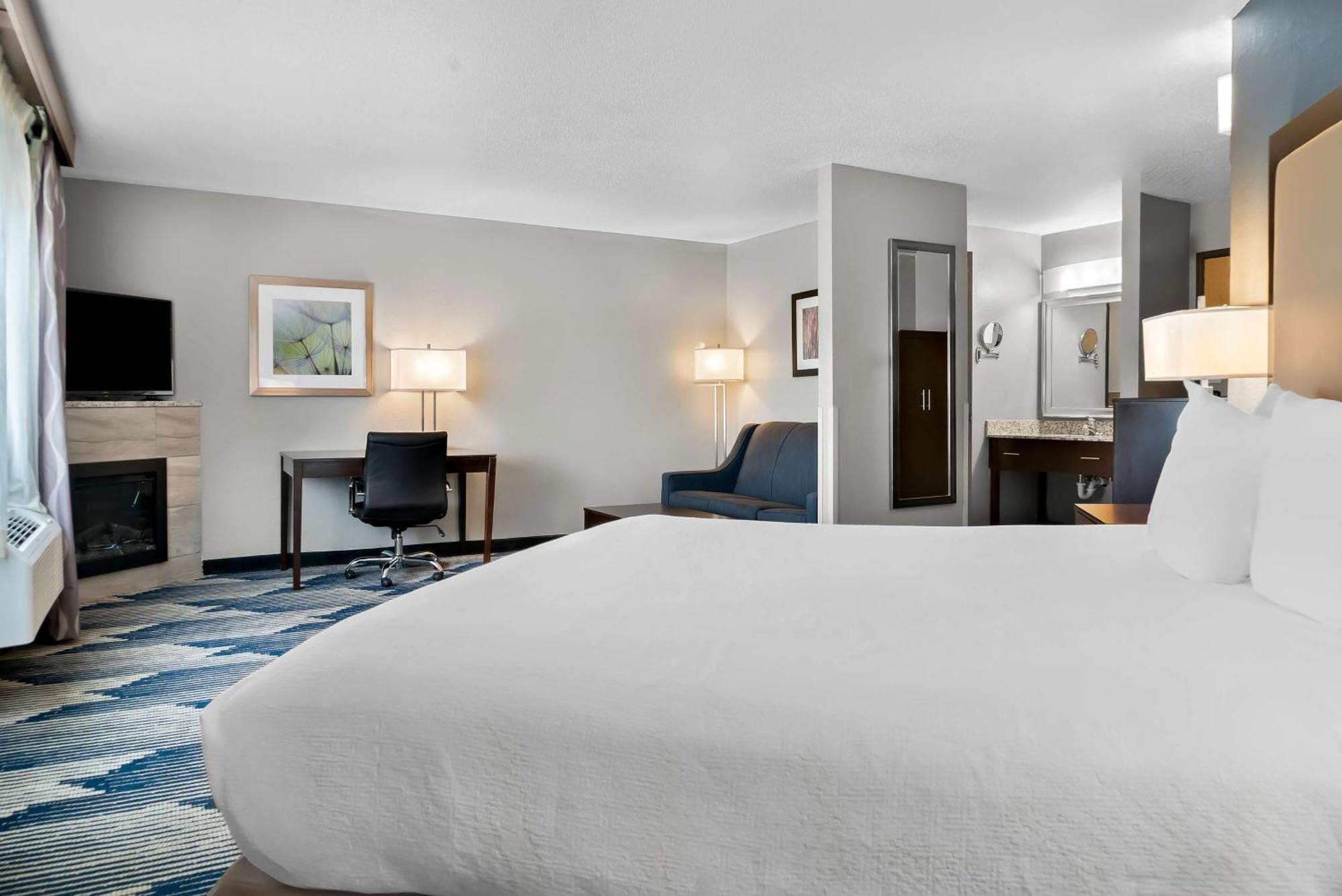 King Suite with Whirlpool and Sofa Bed