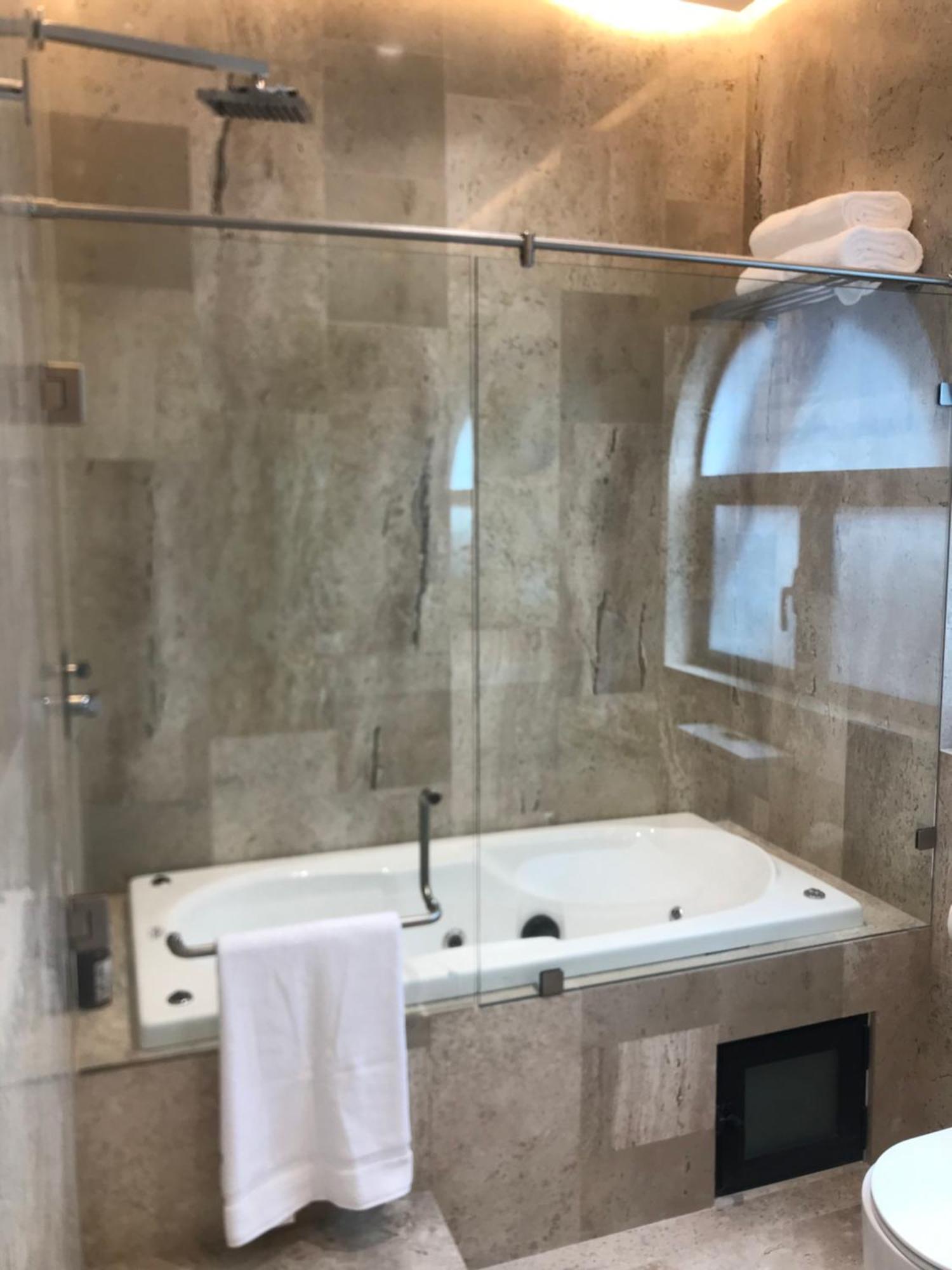 King Room Spa Bath