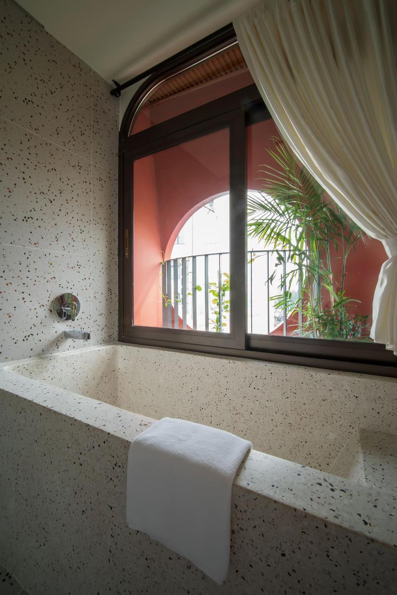ME Signature Suite High-Floor Balcony Once-time minibar