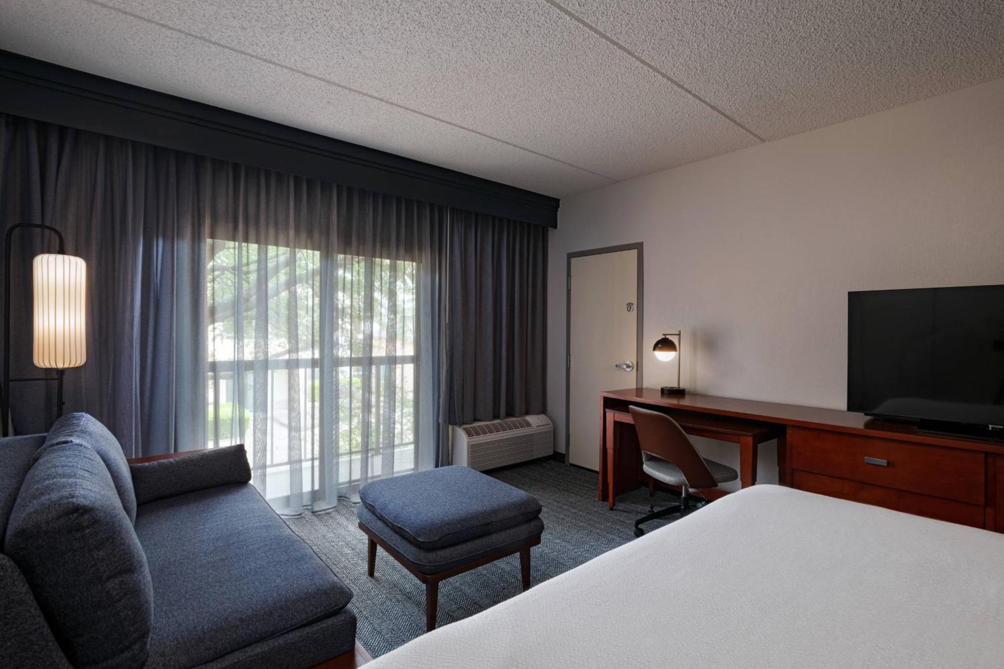 King Room with Sofa Bed – Balcony and Courtyard View