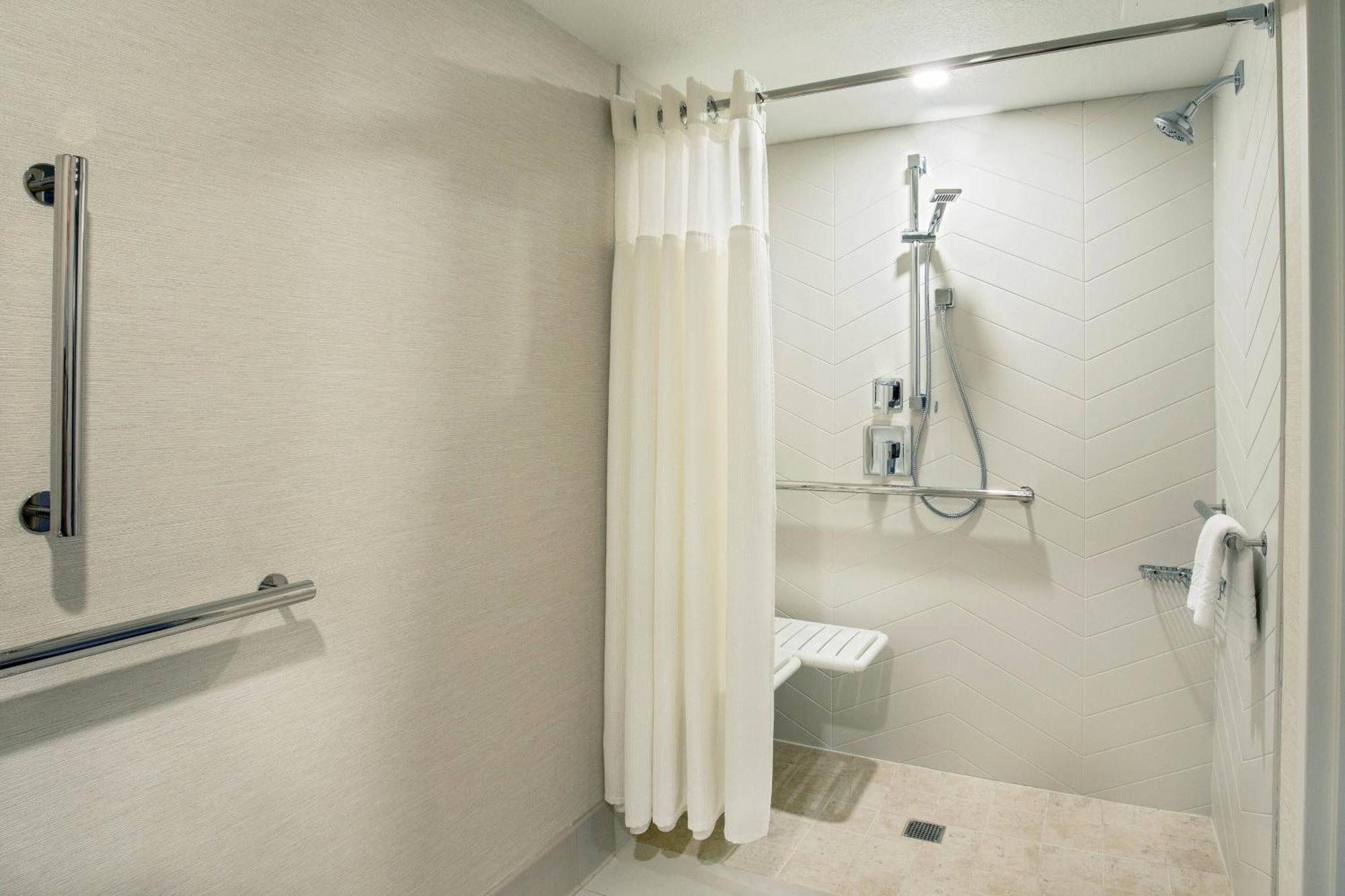 King Room Adapted Tub Mobility Hearing Accessible