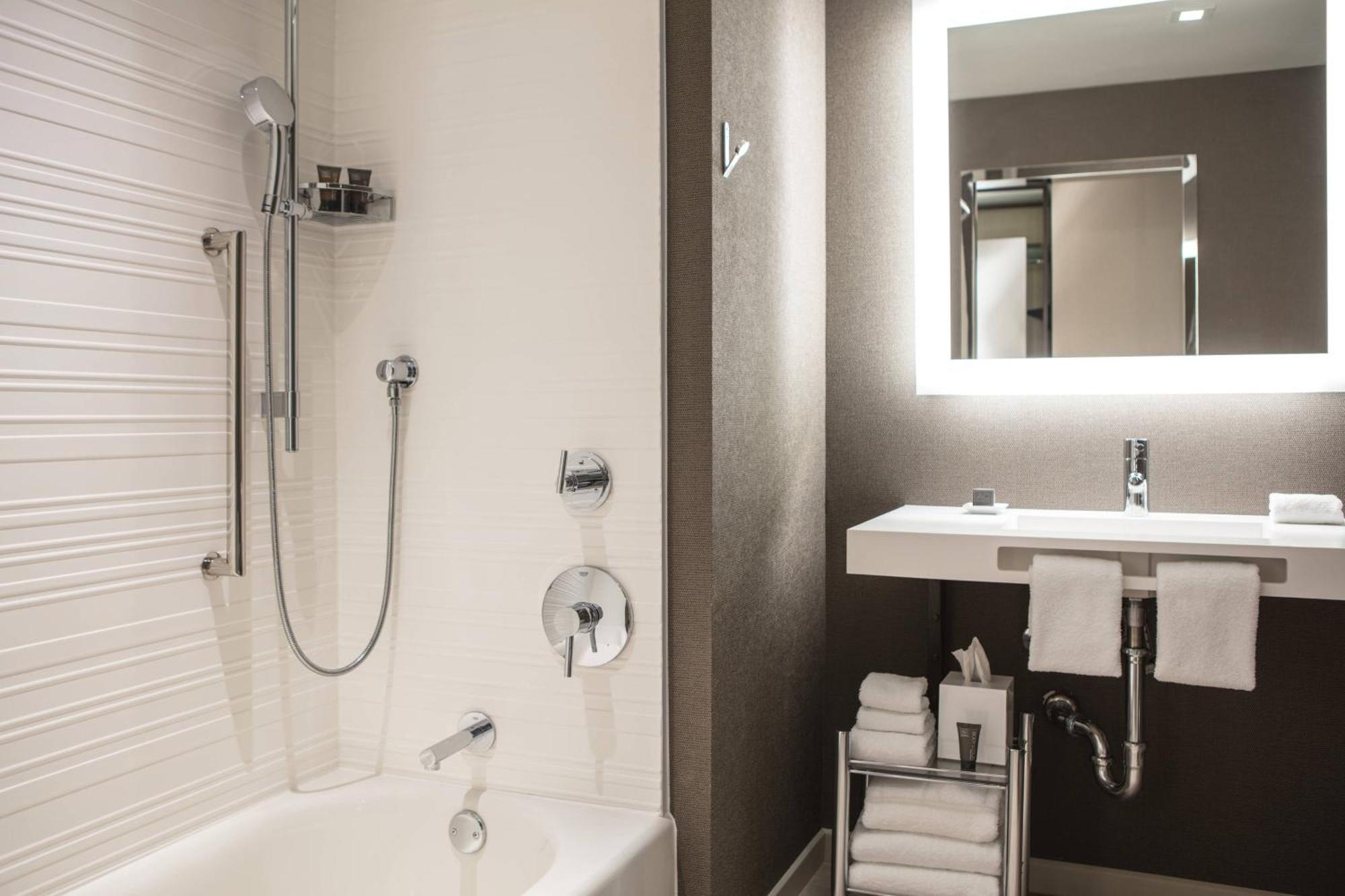 Queen Room with Roll-In Shower - Mobility Access