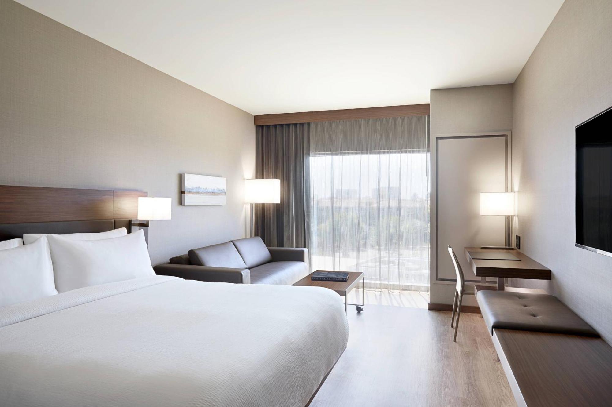 King Room Bathtub Mobility Access or Hearing Accessible