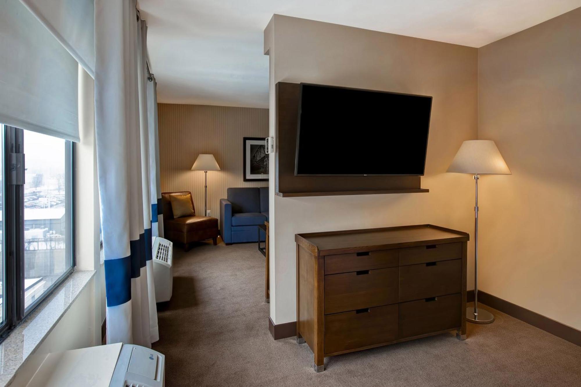 Suite 1 Queen Sofa bed Towers Building