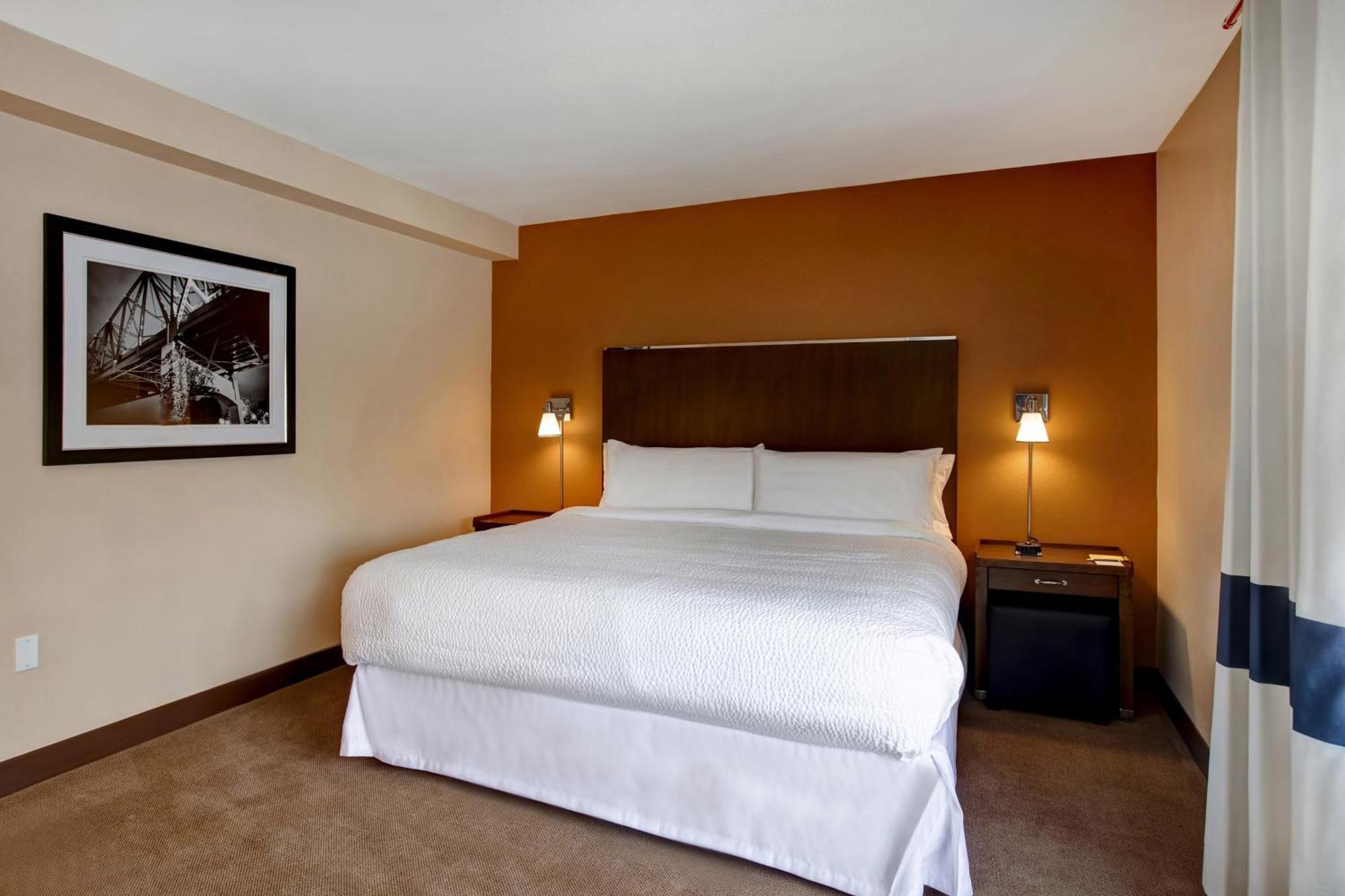 Junior Suite 1 King Sofa bed Towers Building